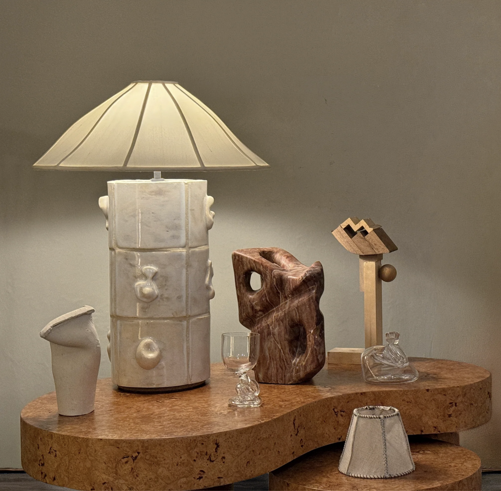 CERAMIC TABLE LAMP par Anna Karlin