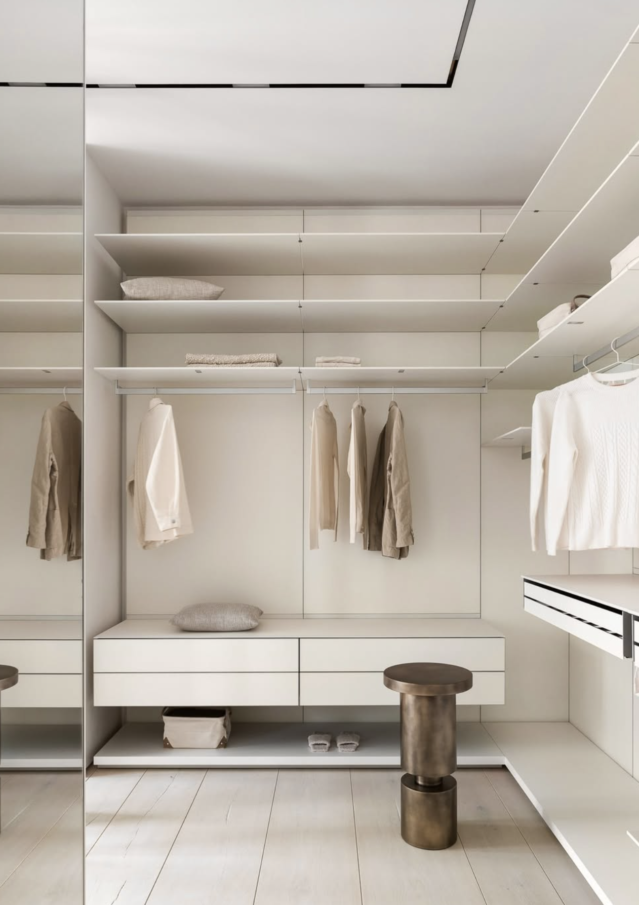 COUNTER HEIGHT CHESS STOOLS par Anna Karlin