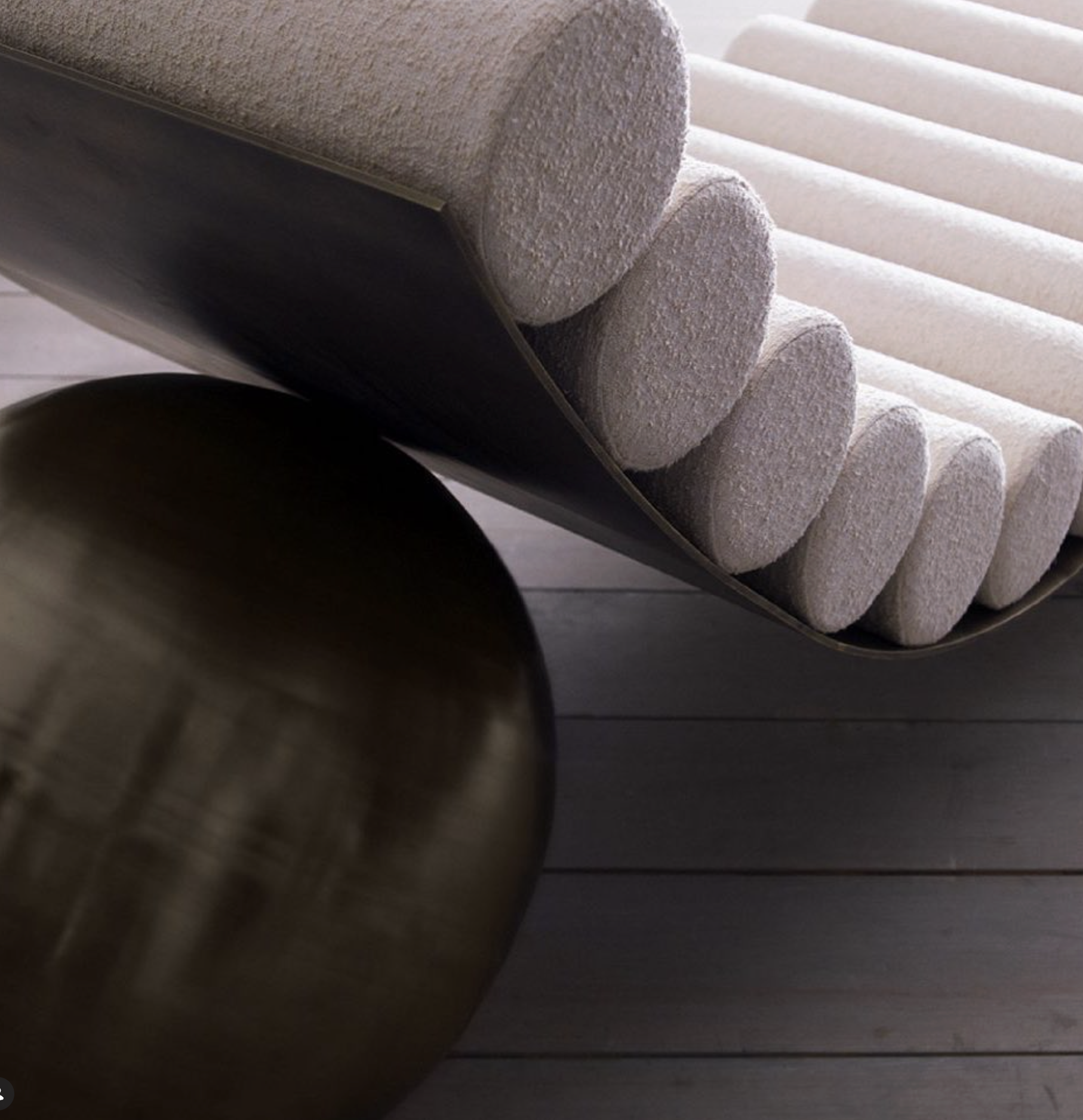 CURVED CHAISE par Anna Karlin