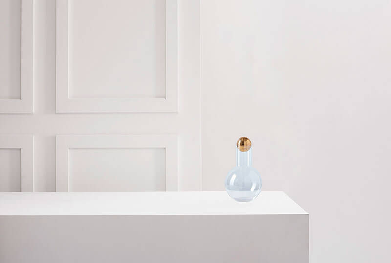 BRASS BALL DECANTER par Anna Karlin