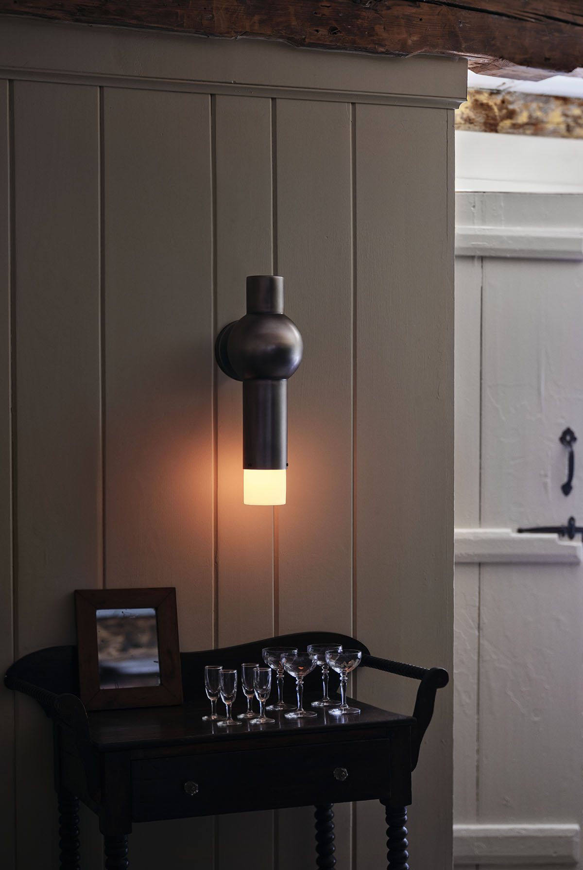 LANTERN SCONCE - LONG par Anna Karlin