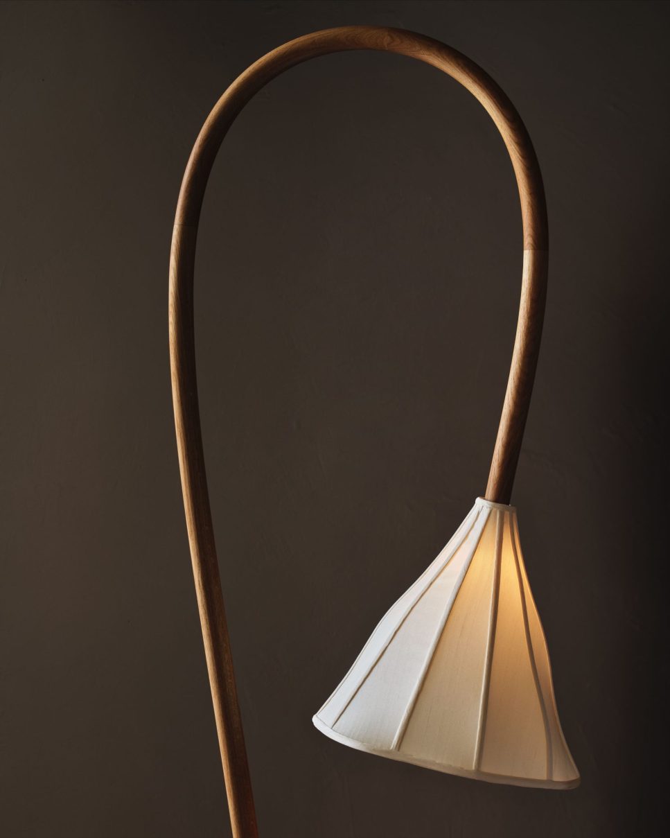 MULBERRY CONE FLOOR LAMP par Anna Karlin