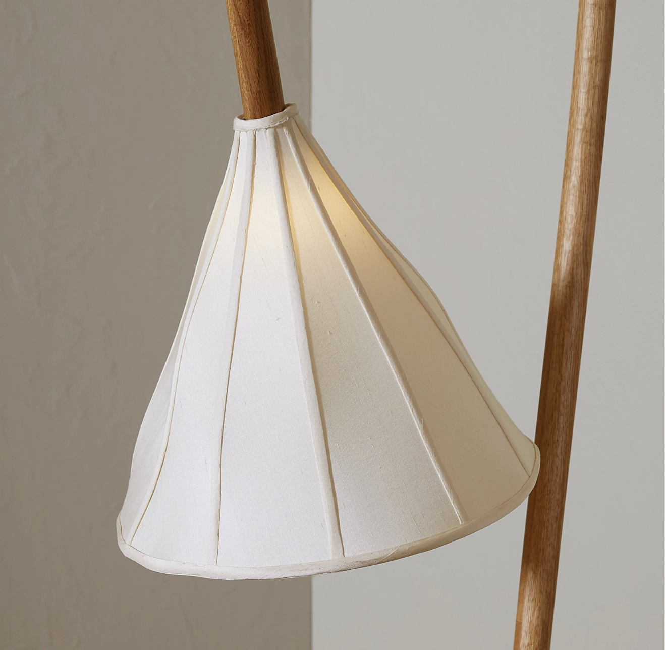 MULBERRY CONE FLOOR LAMP par Anna Karlin
