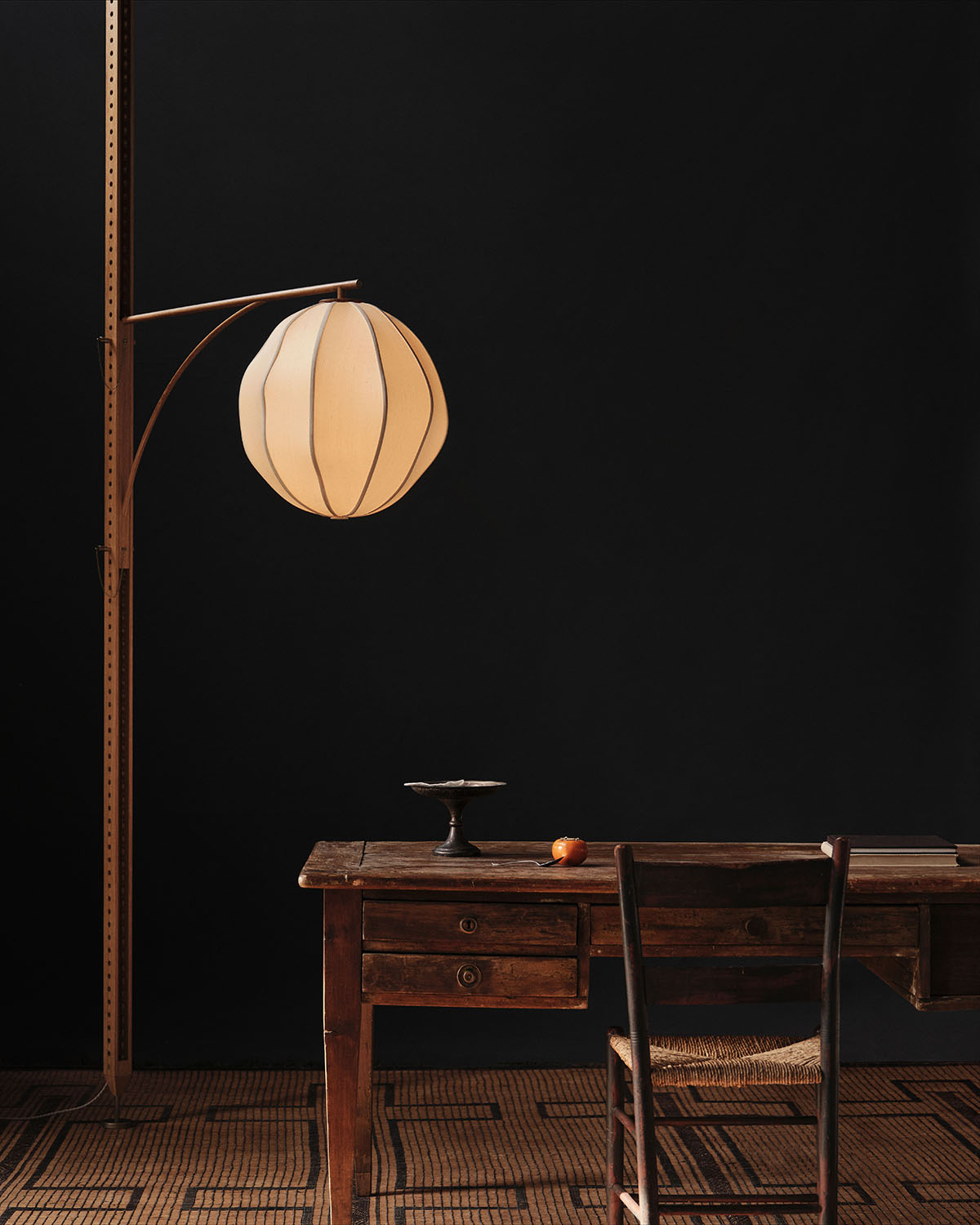 MULBERRY GLOBE FLOOR-TO-CEILING LAMP par Anna Karlin