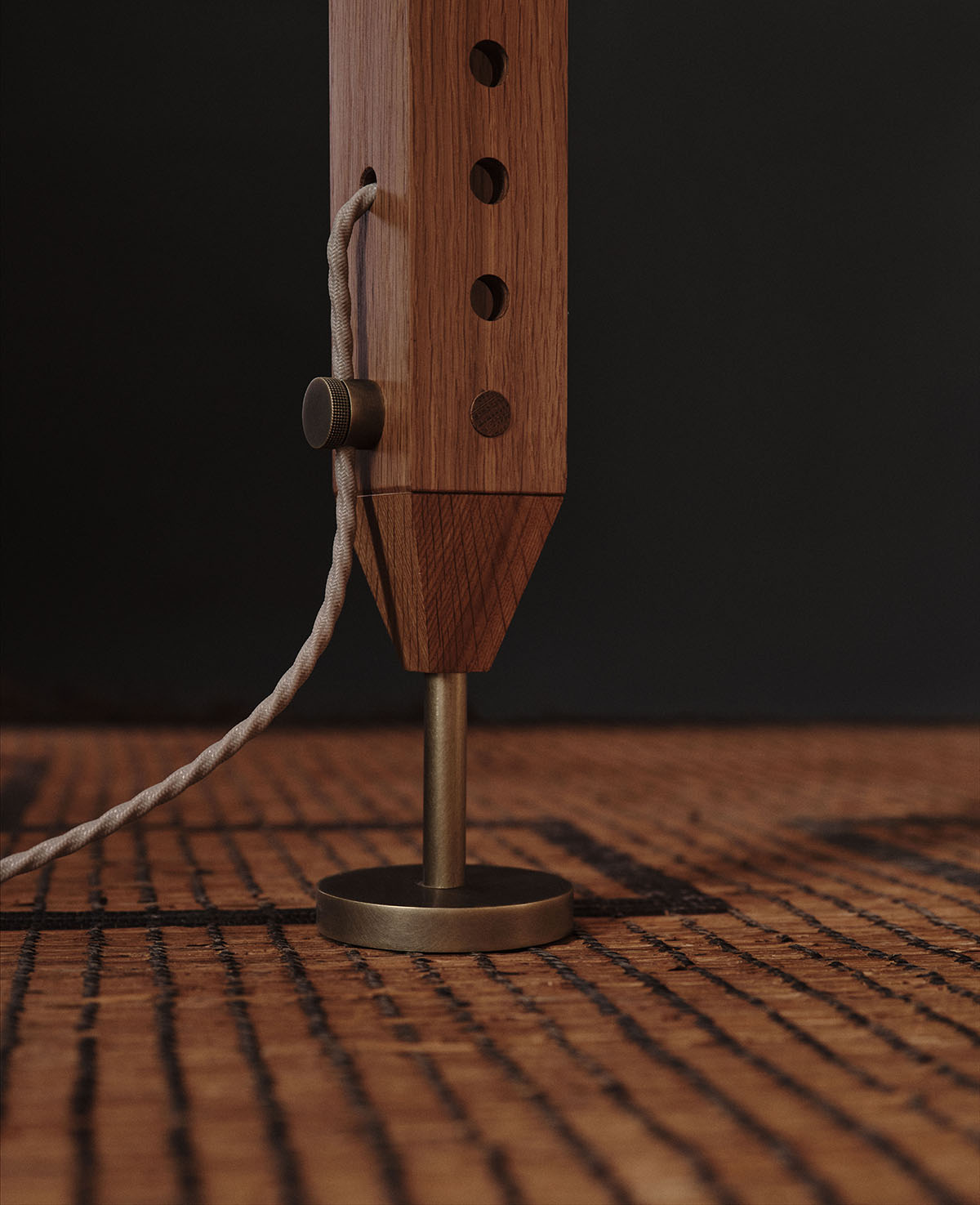 MULBERRY GLOBE FLOOR-TO-CEILING LAMP par Anna Karlin