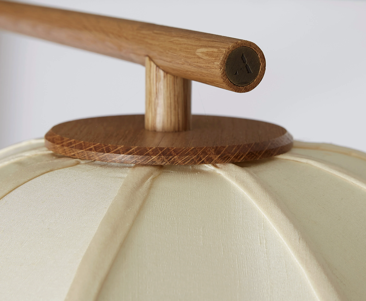 MULBERRY GLOBE FLOOR-TO-CEILING LAMP par Anna Karlin