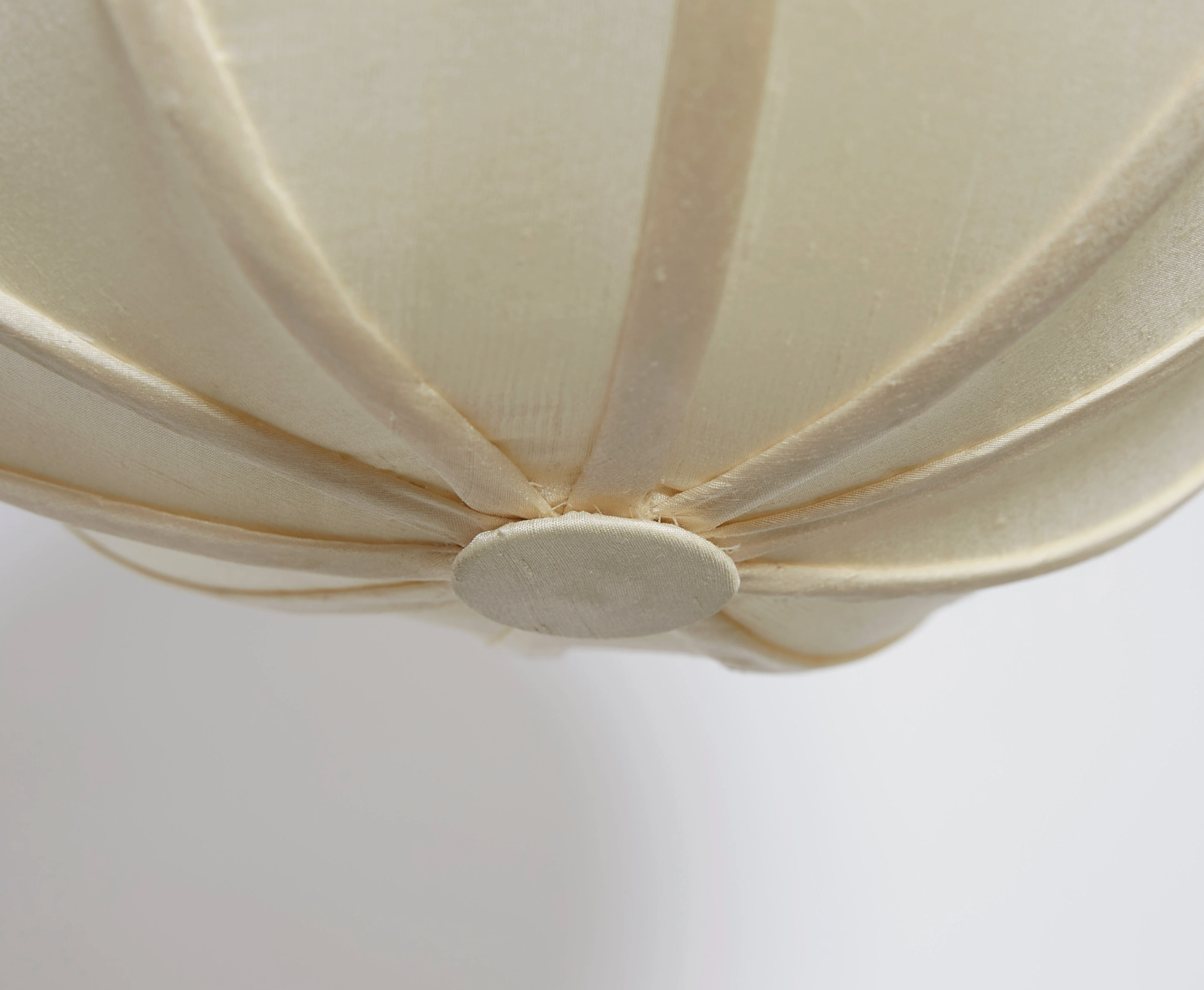 MULBERRY GLOBE FLOOR-TO-CEILING LAMP par Anna Karlin