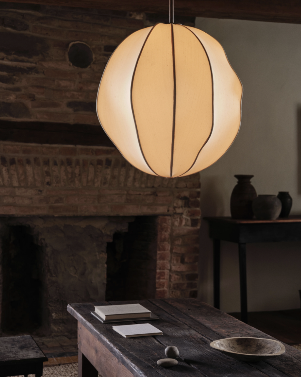 MULBERRY GLOBE PENDANT par Anna Karlin