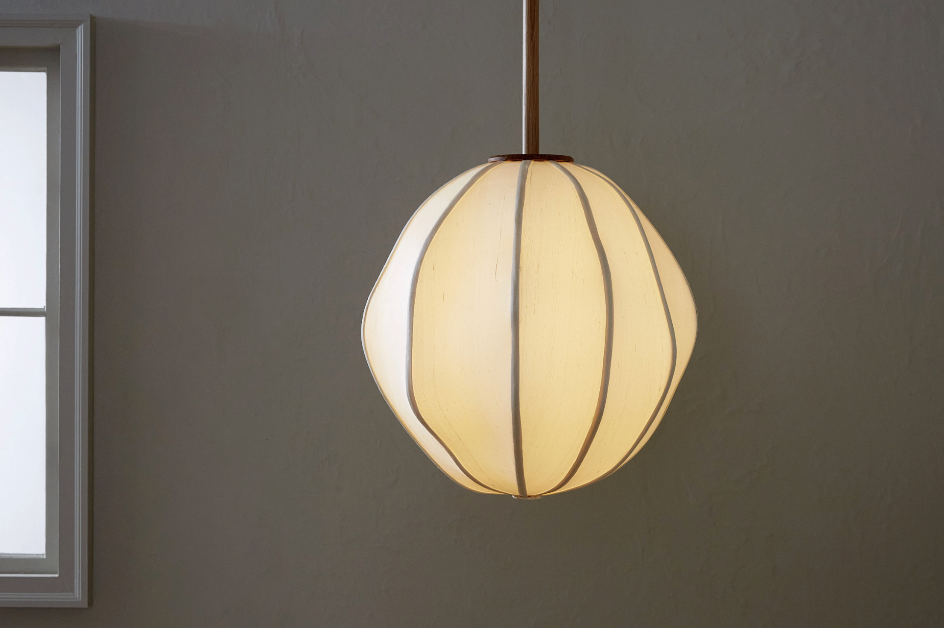 MULBERRY GLOBE PENDANT par Anna Karlin