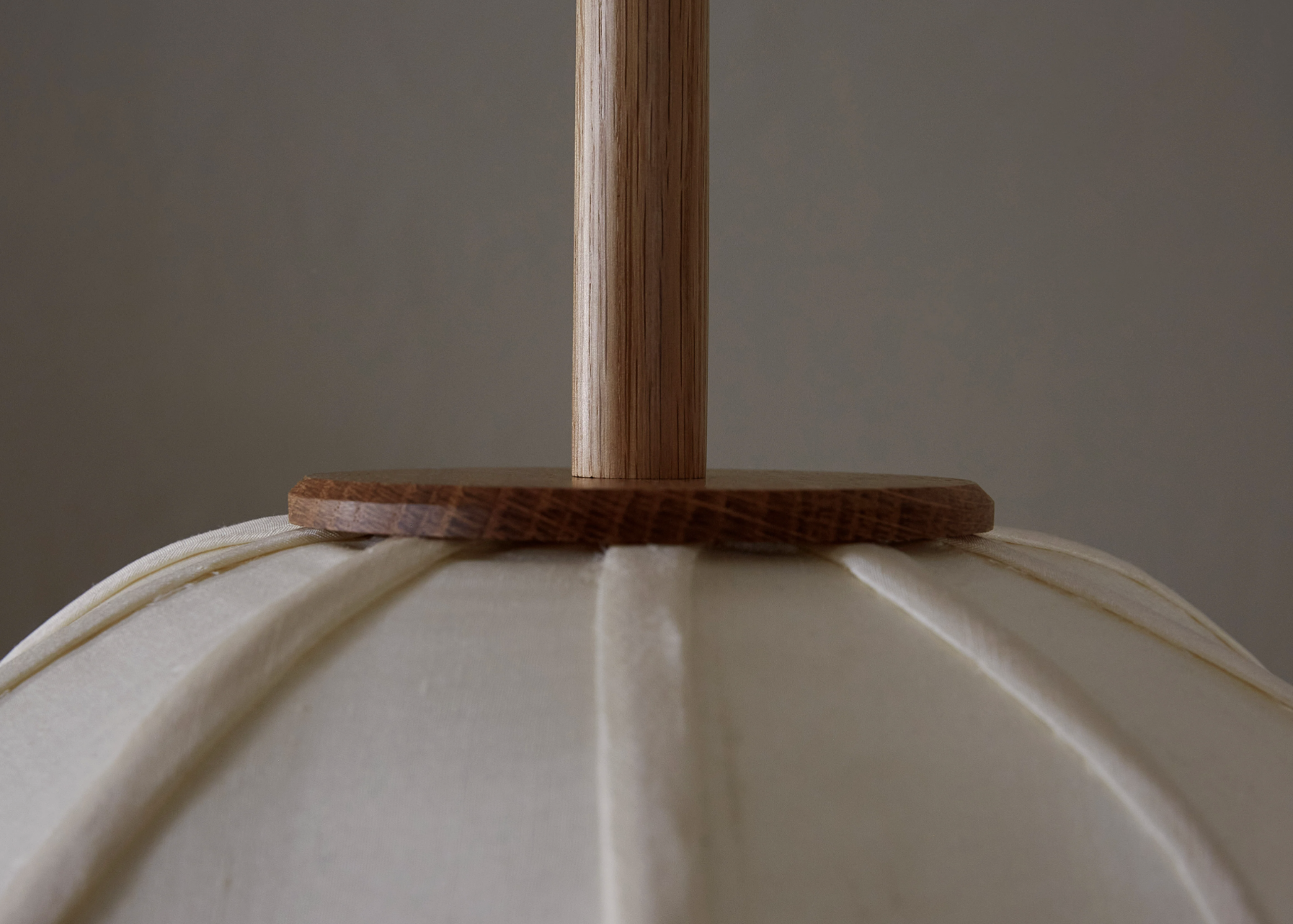 MULBERRY GLOBE PENDANT par Anna Karlin