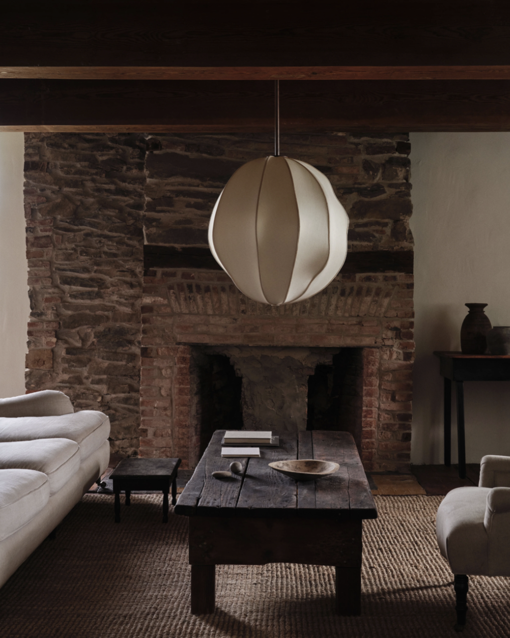 MULBERRY GLOBE PENDANT par Anna Karlin