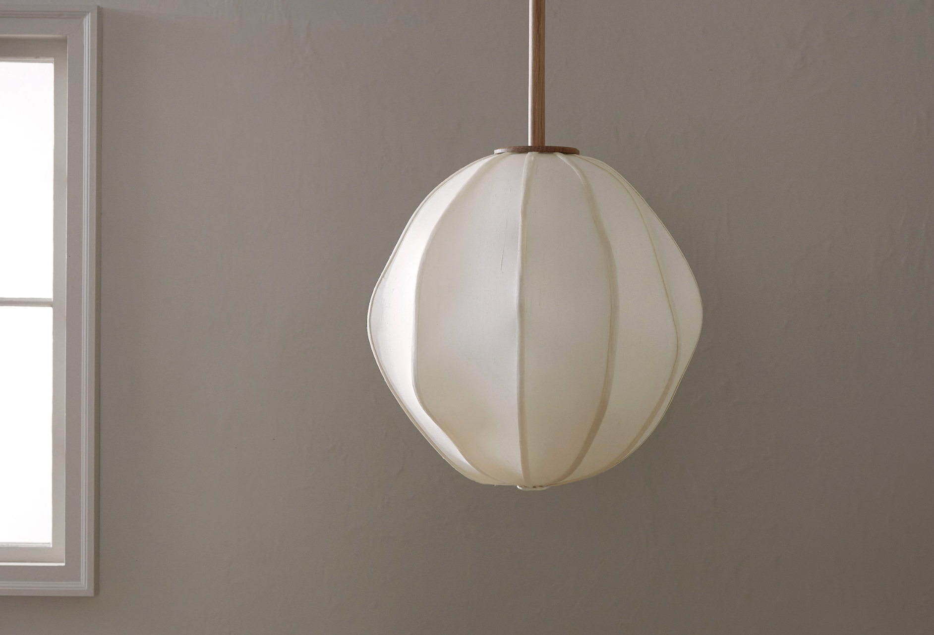 MULBERRY GLOBE PENDANT par Anna Karlin