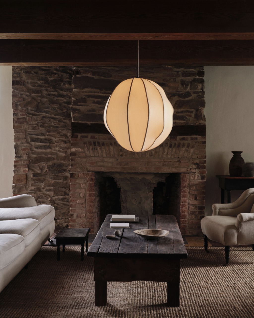 MULBERRY GLOBE PENDANT par Anna Karlin