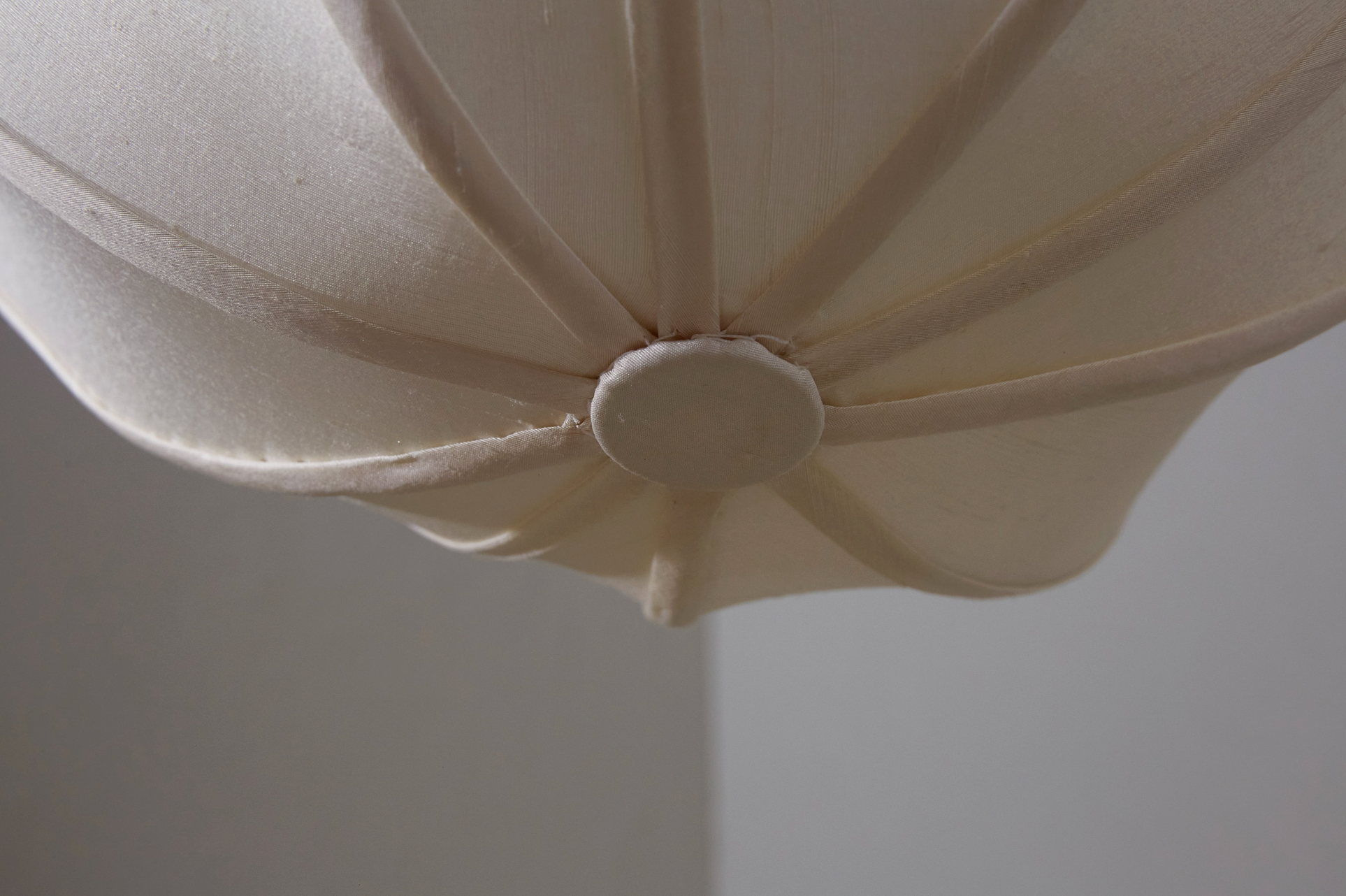 MULBERRY GLOBE PENDANT par Anna Karlin