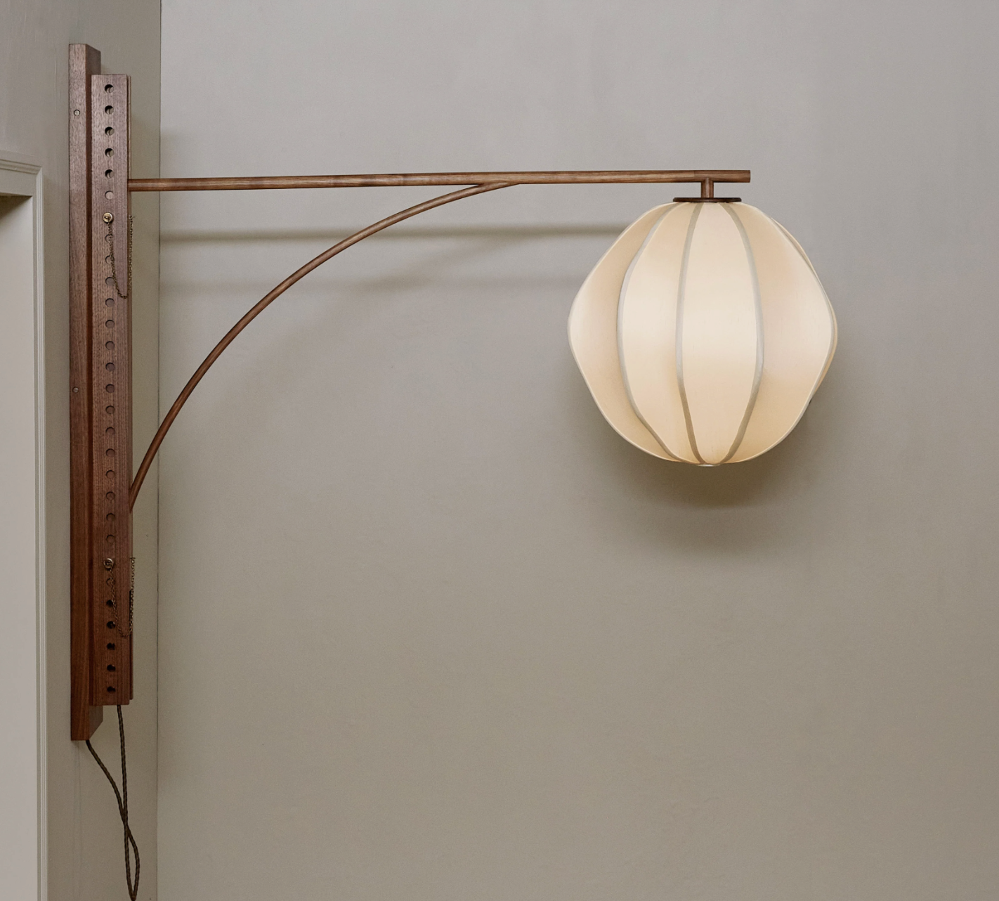 MULBERRY GLOBE SCONCE - LARGE par Anna Karlin
