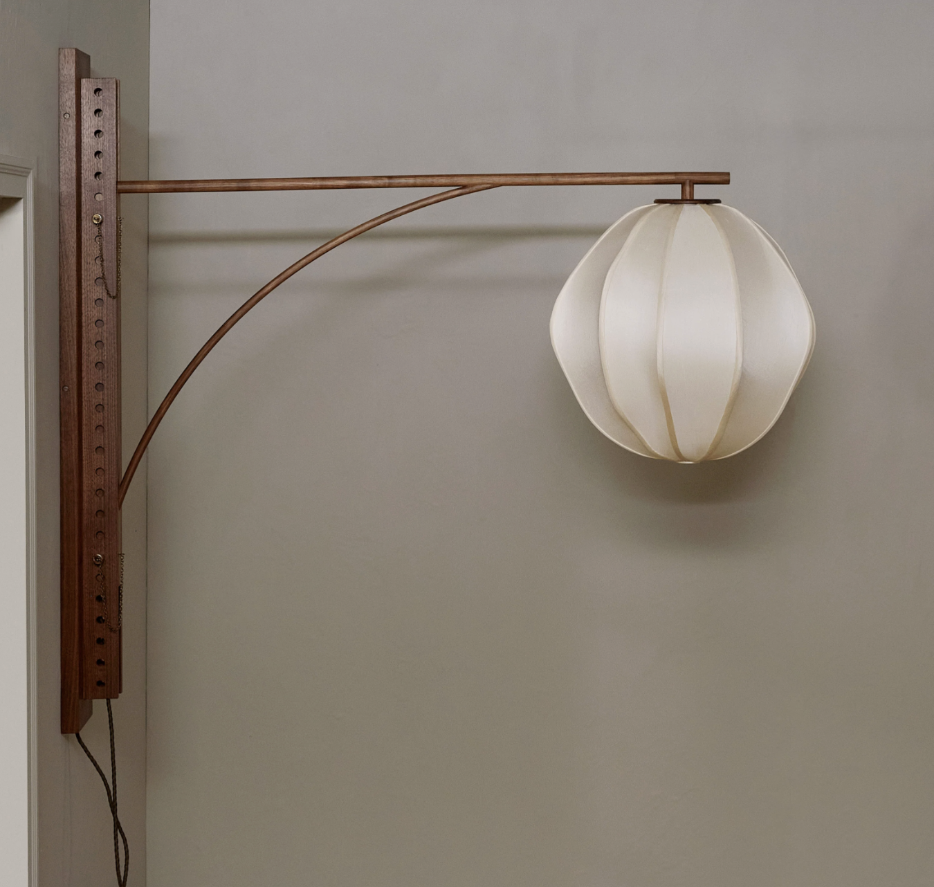MULBERRY GLOBE SCONCE - LARGE par Anna Karlin