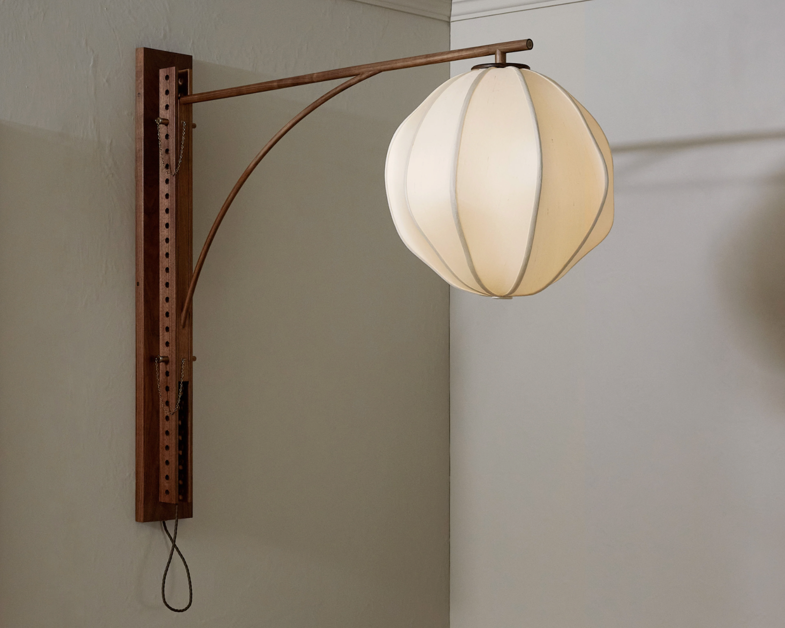 MULBERRY GLOBE SCONCE - LARGE par Anna Karlin