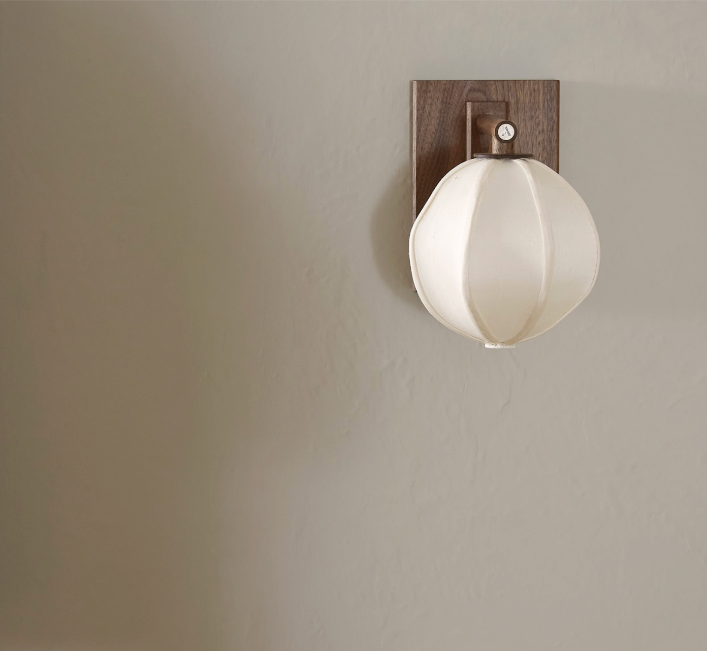 MULBERRY GLOBE SCONCE - SMALL par Anna Karlin