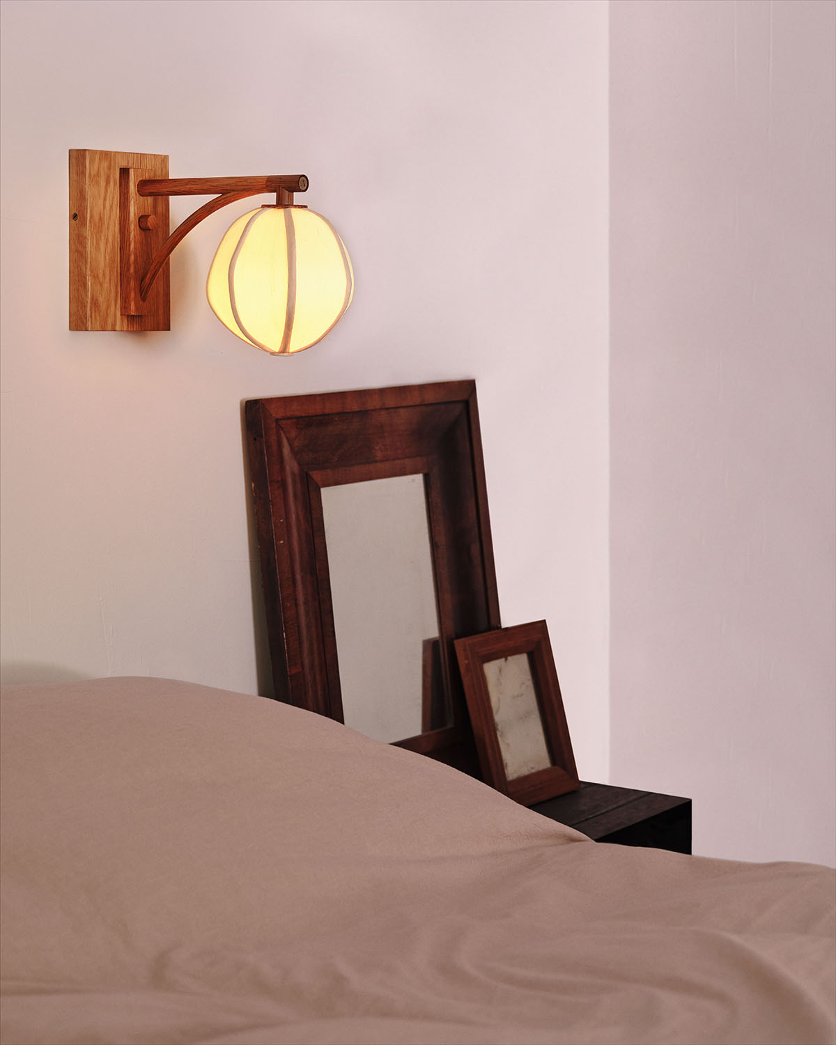 MULBERRY GLOBE SCONCE - SMALL par Anna Karlin