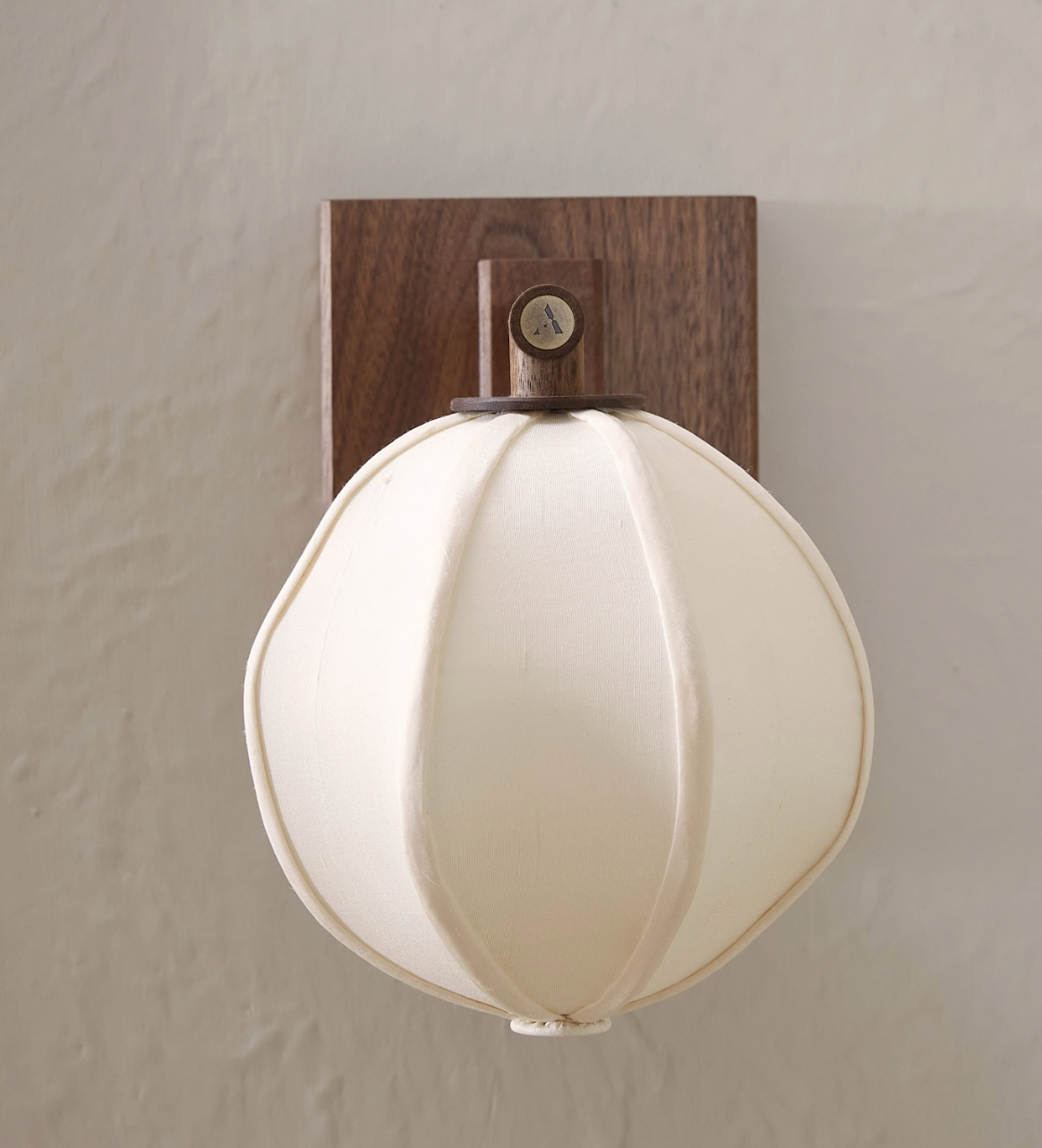 MULBERRY GLOBE SCONCE - SMALL par Anna Karlin