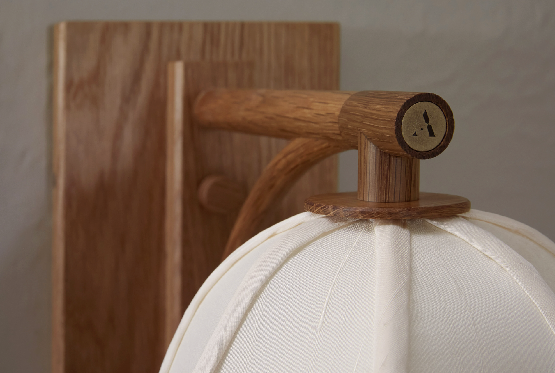 MULBERRY GLOBE SCONCE - SMALL par Anna Karlin