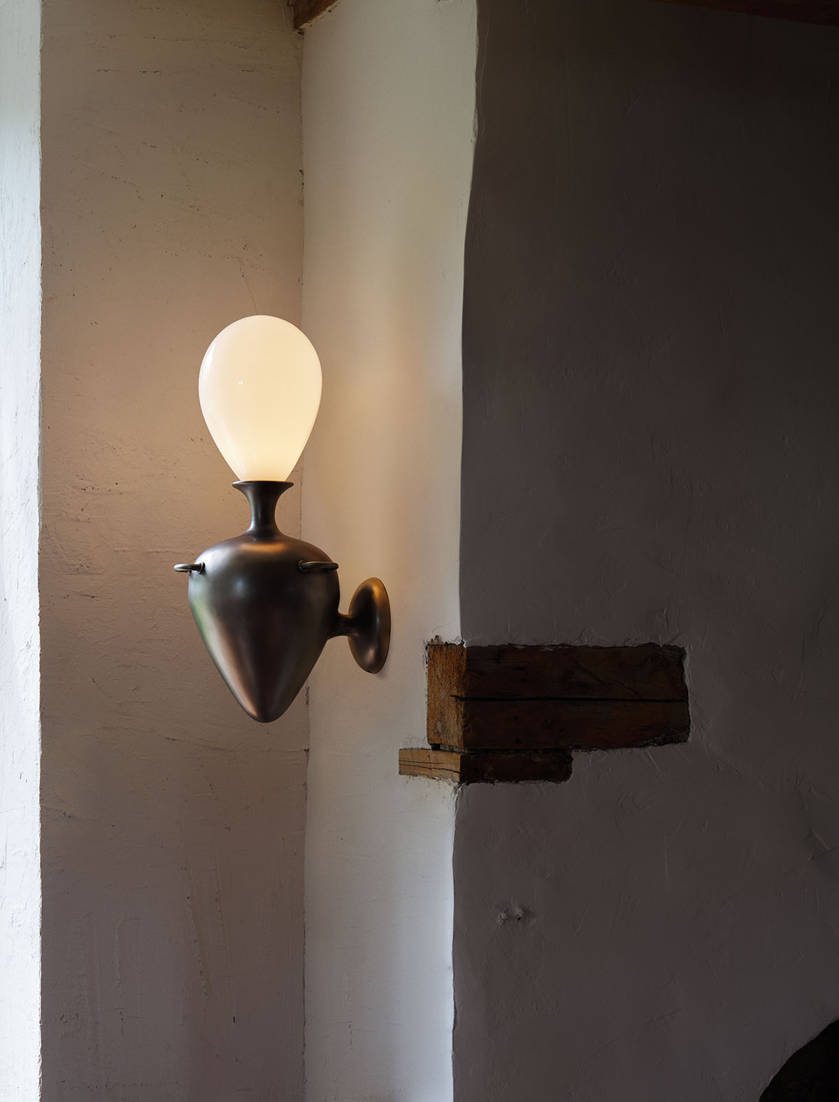 URN SCONCE par Anna Karlin