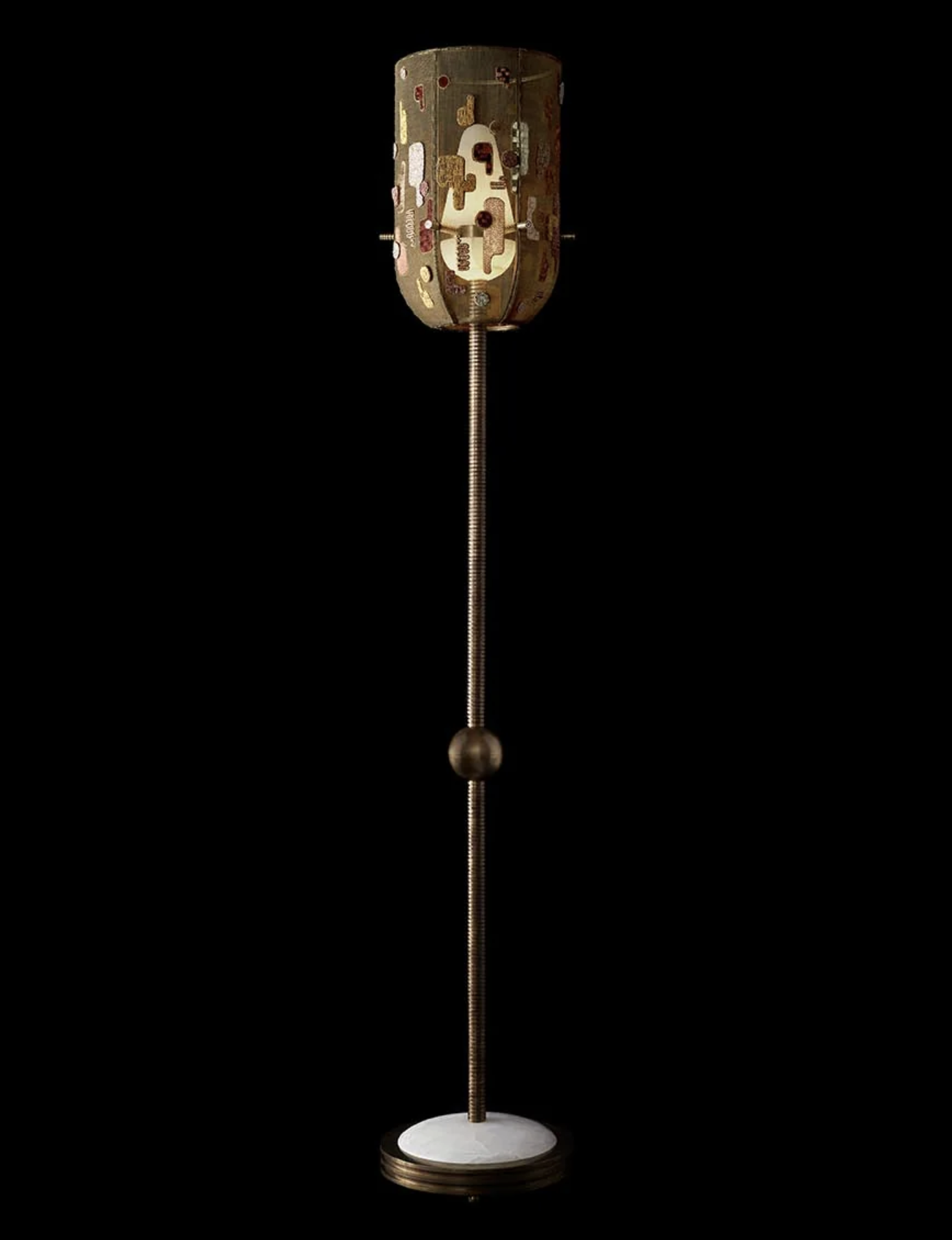 INTERLUDE : HAND-EMBROIDERED FLOOR LAMP par Apparatus