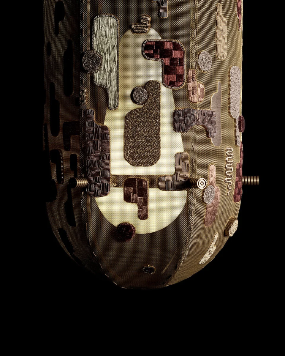 INTERLUDE : HAND-EMBROIDERED SCONCE par Apparatus