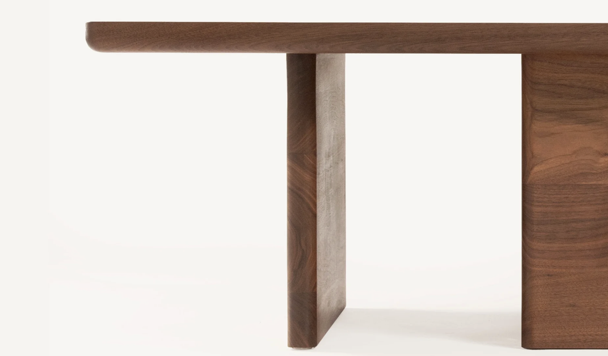 ASYMMETRIC TABLE par BassamFellows