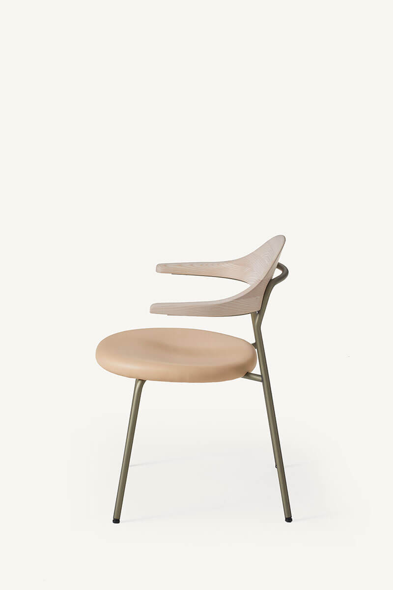 BICORN CHAIR par BassamFellows