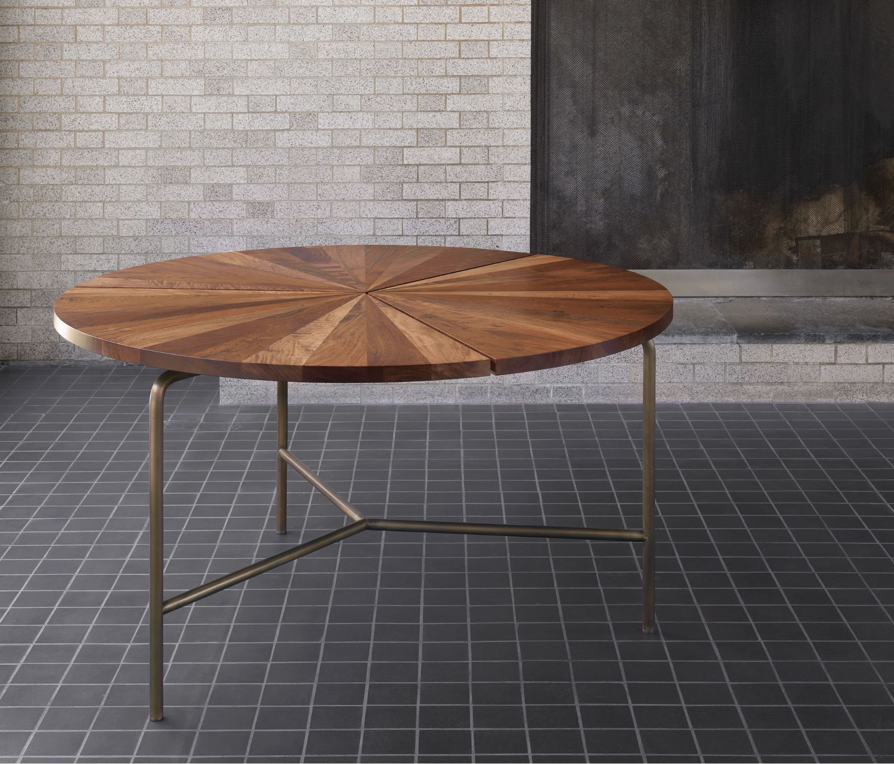 CIRCULAR DINING TABLE par BassamFellows