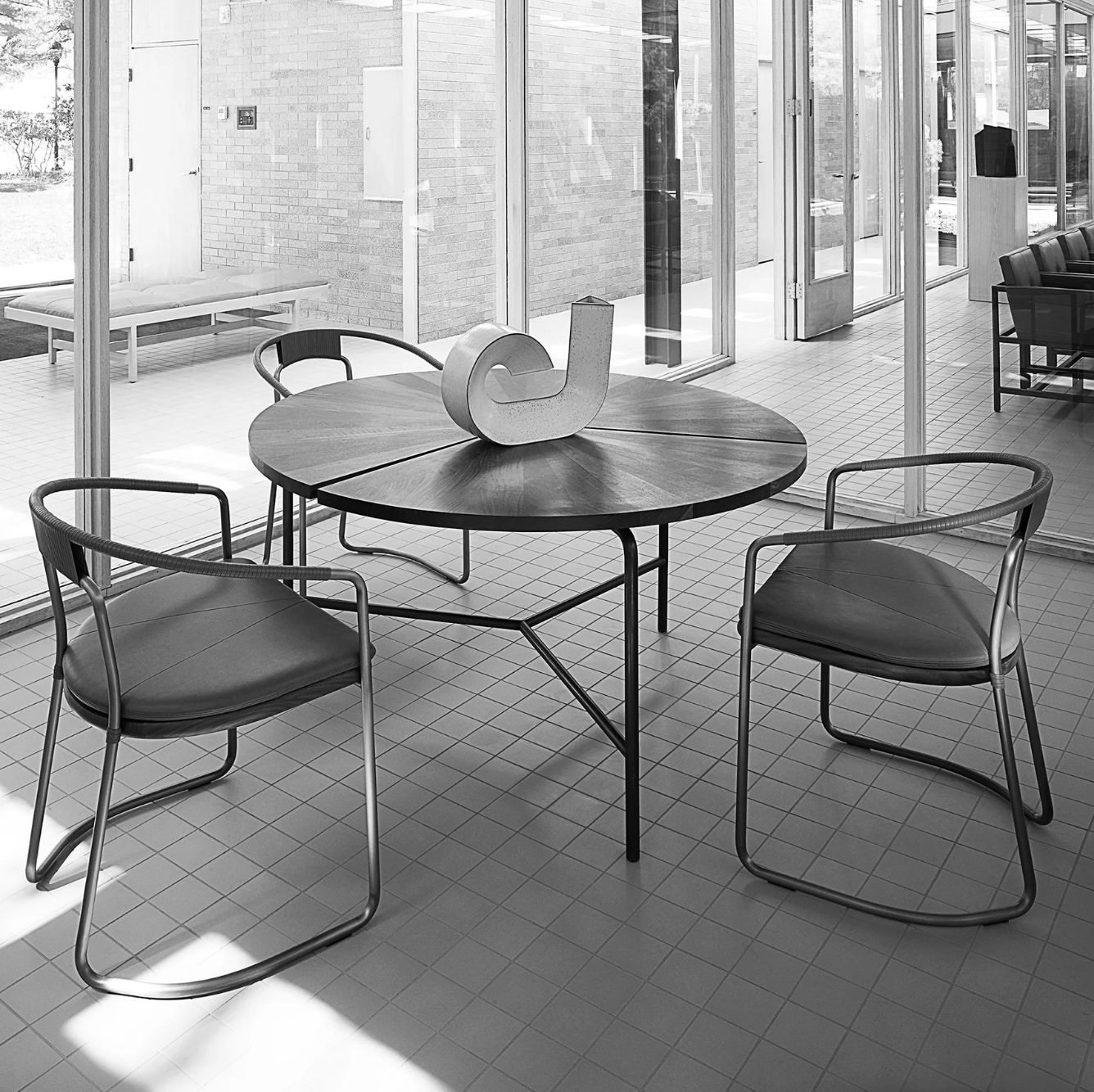 CIRCULAR DINING TABLE par BassamFellows