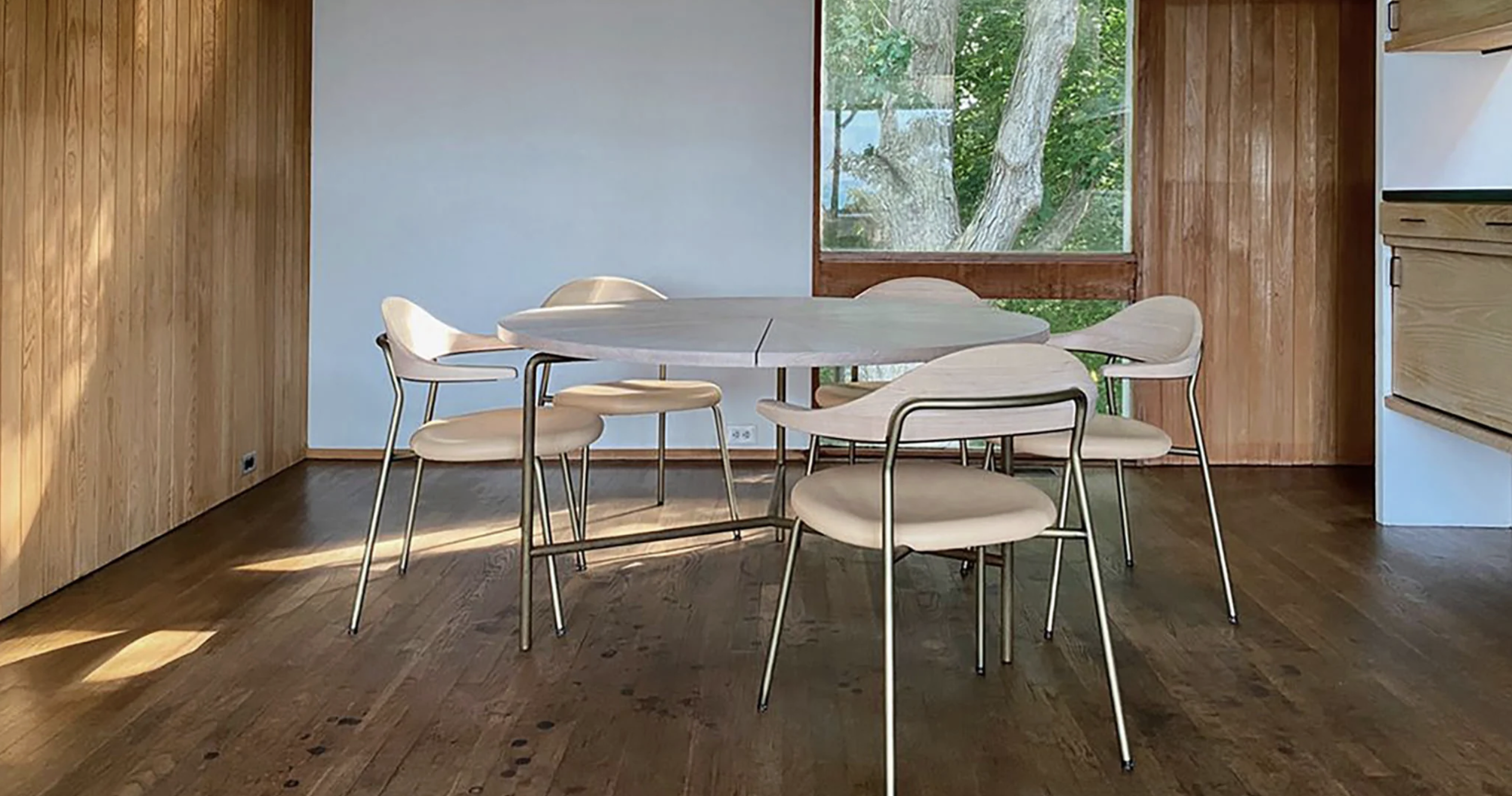CIRCULAR DINING TABLE par BassamFellows