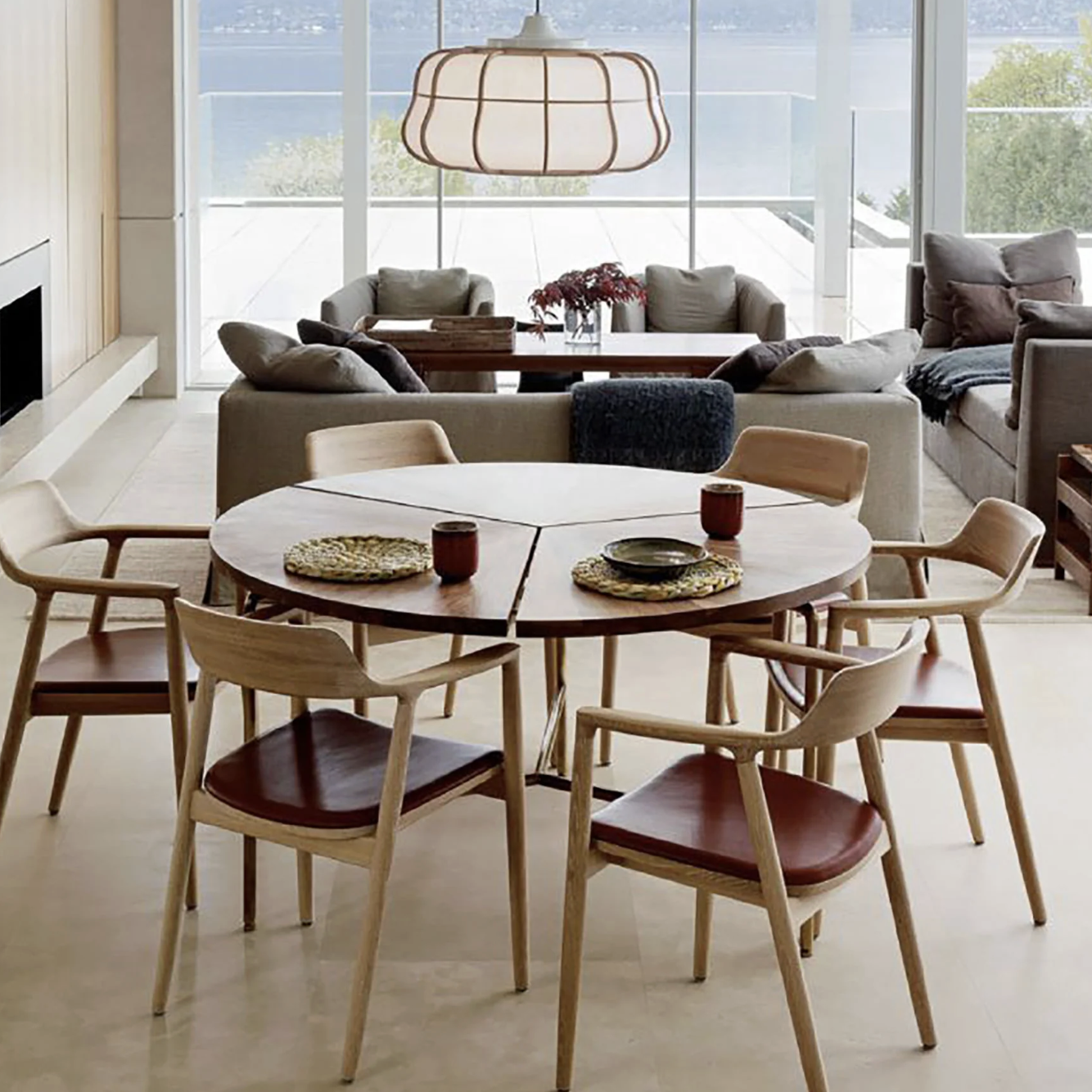 CIRCULAR DINING TABLE par BassamFellows