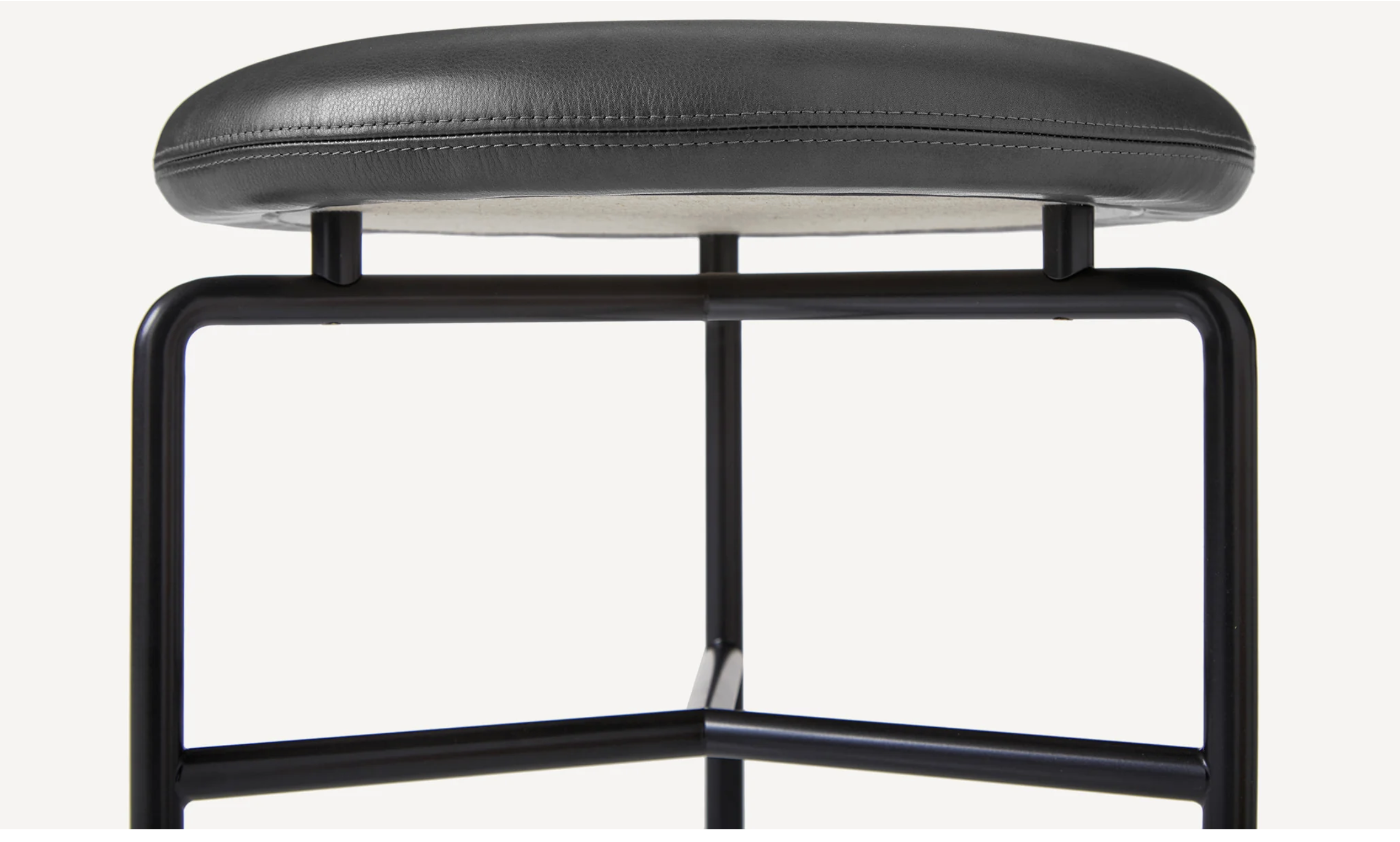 CIRCULAR STOOLS par BassamFellows