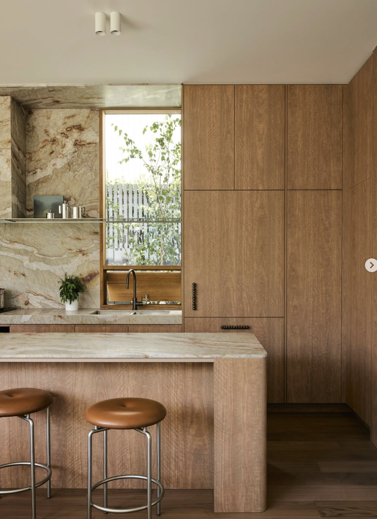 CIRCULAR STOOLS par BassamFellows