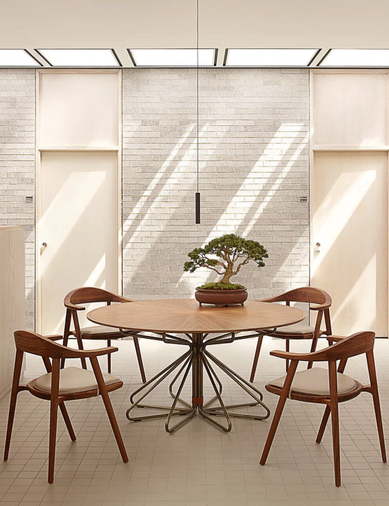 GEOMETRIC DINING TABLE par BassamFellows