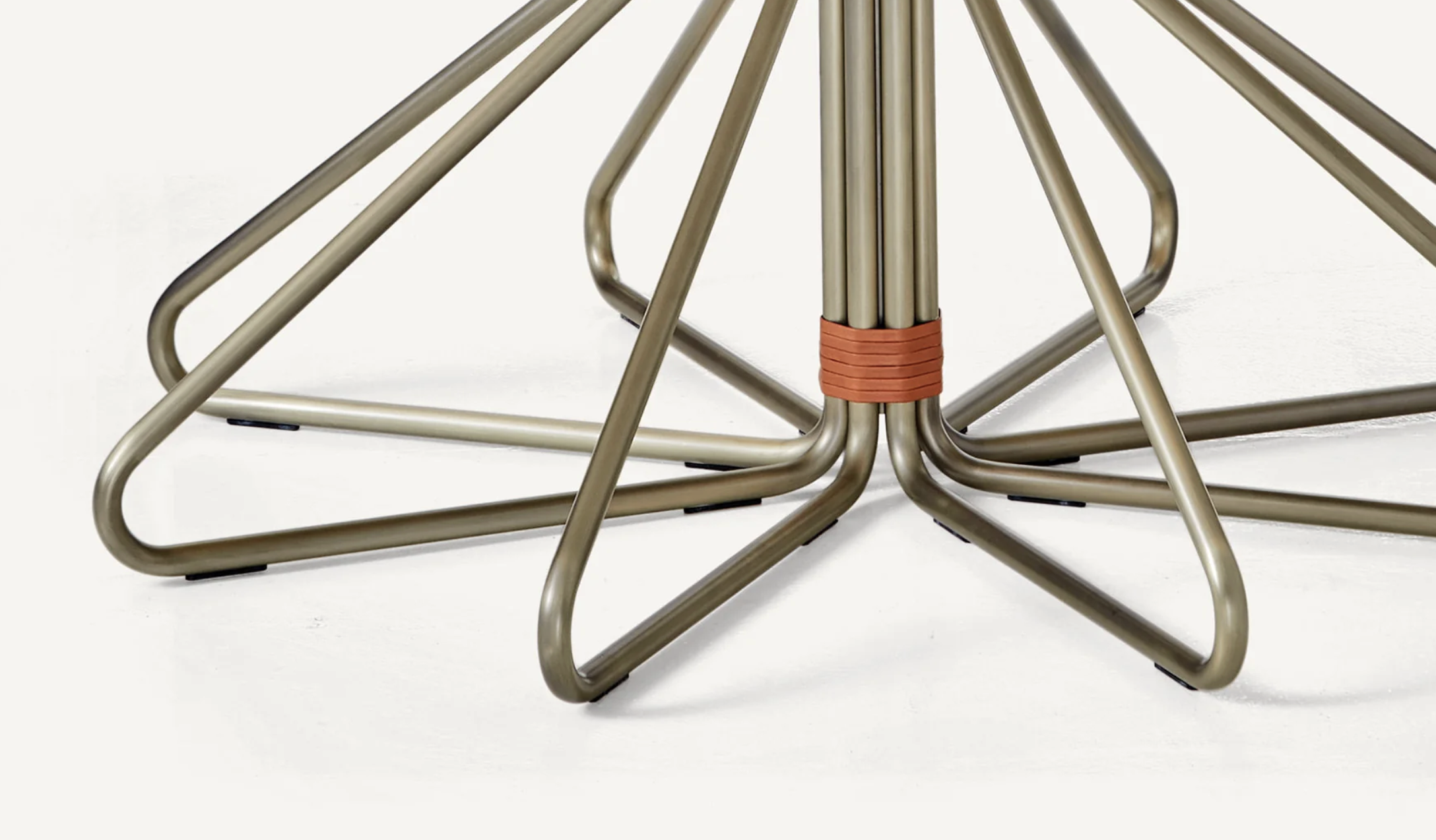 GEOMETRIC DINING TABLE par BassamFellows