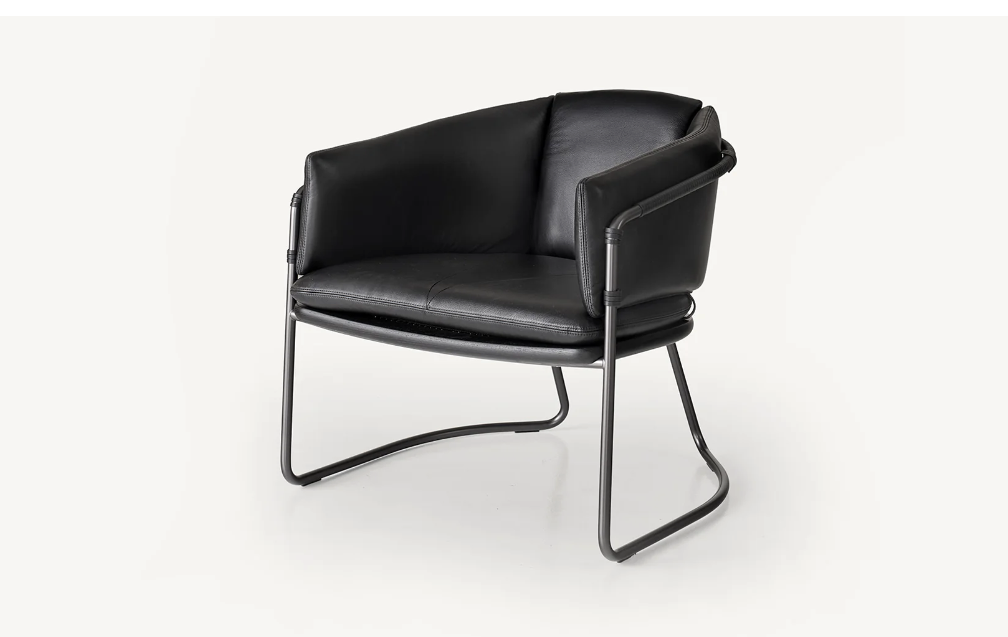 GEOMETRIC LOUNGE CHAIR par BassamFellows