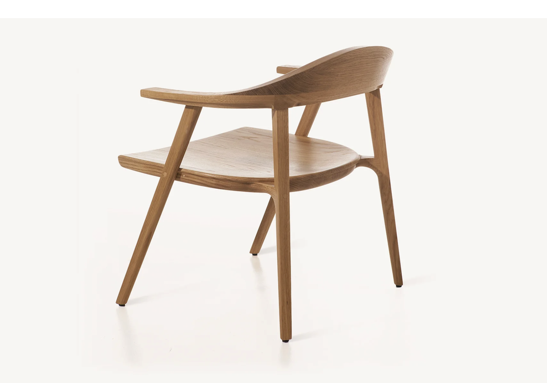 MANTIS LOUNGE CHAIR par BassamFellows