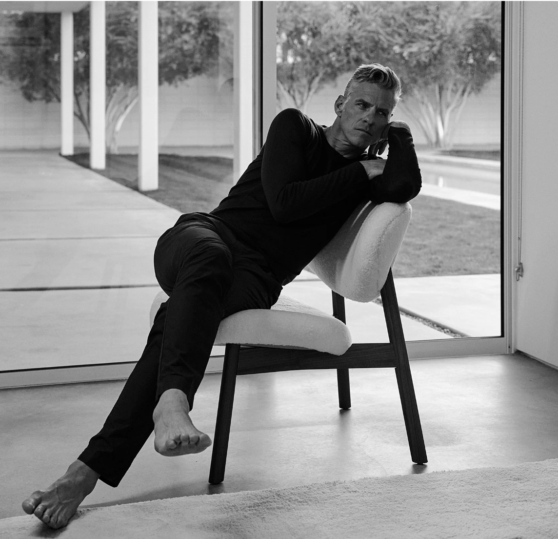 OVOID LOUNGE CHAIR par BassamFellows