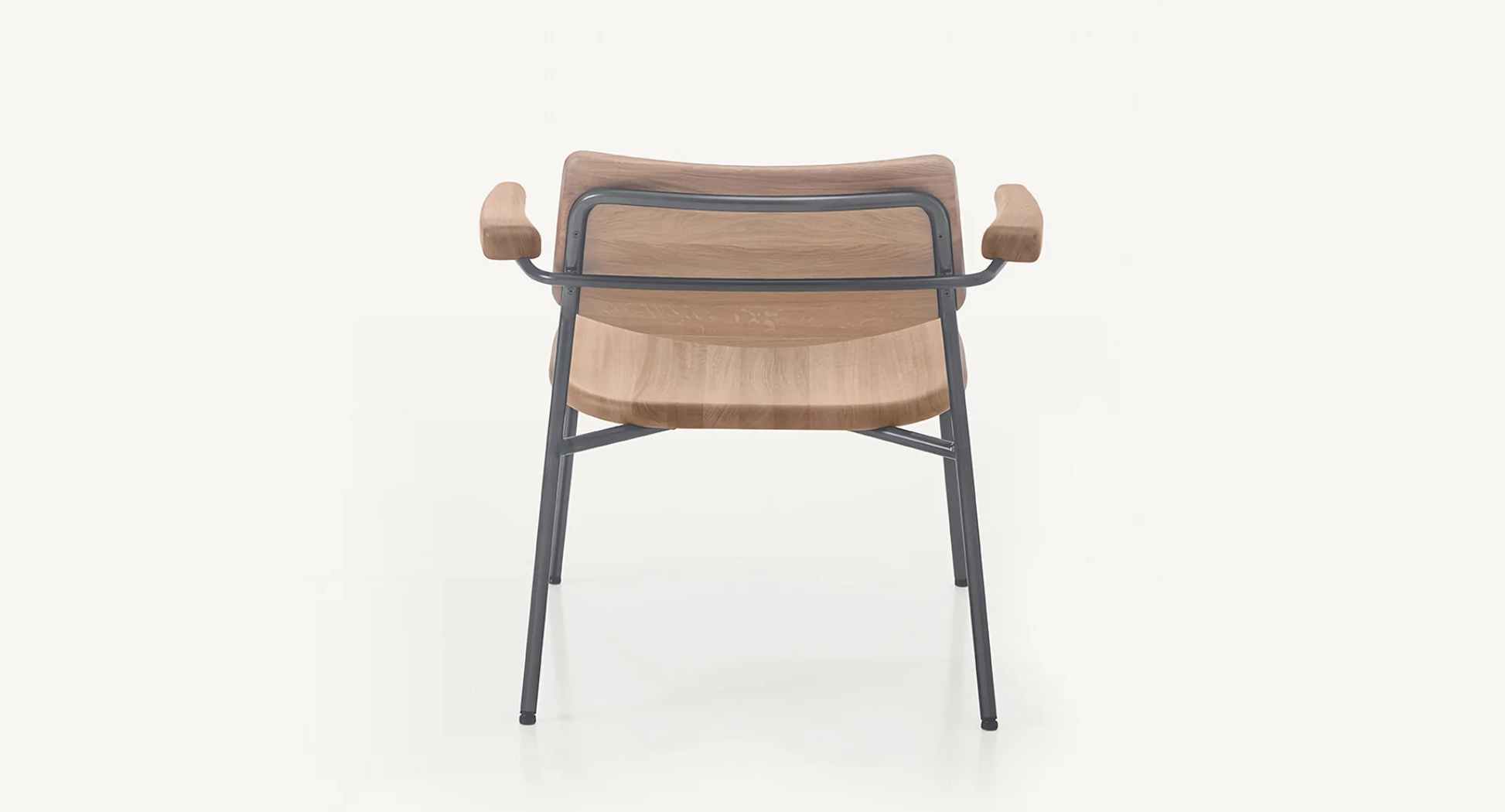 PIPE LOUNGE CHAIR par BassamFellows