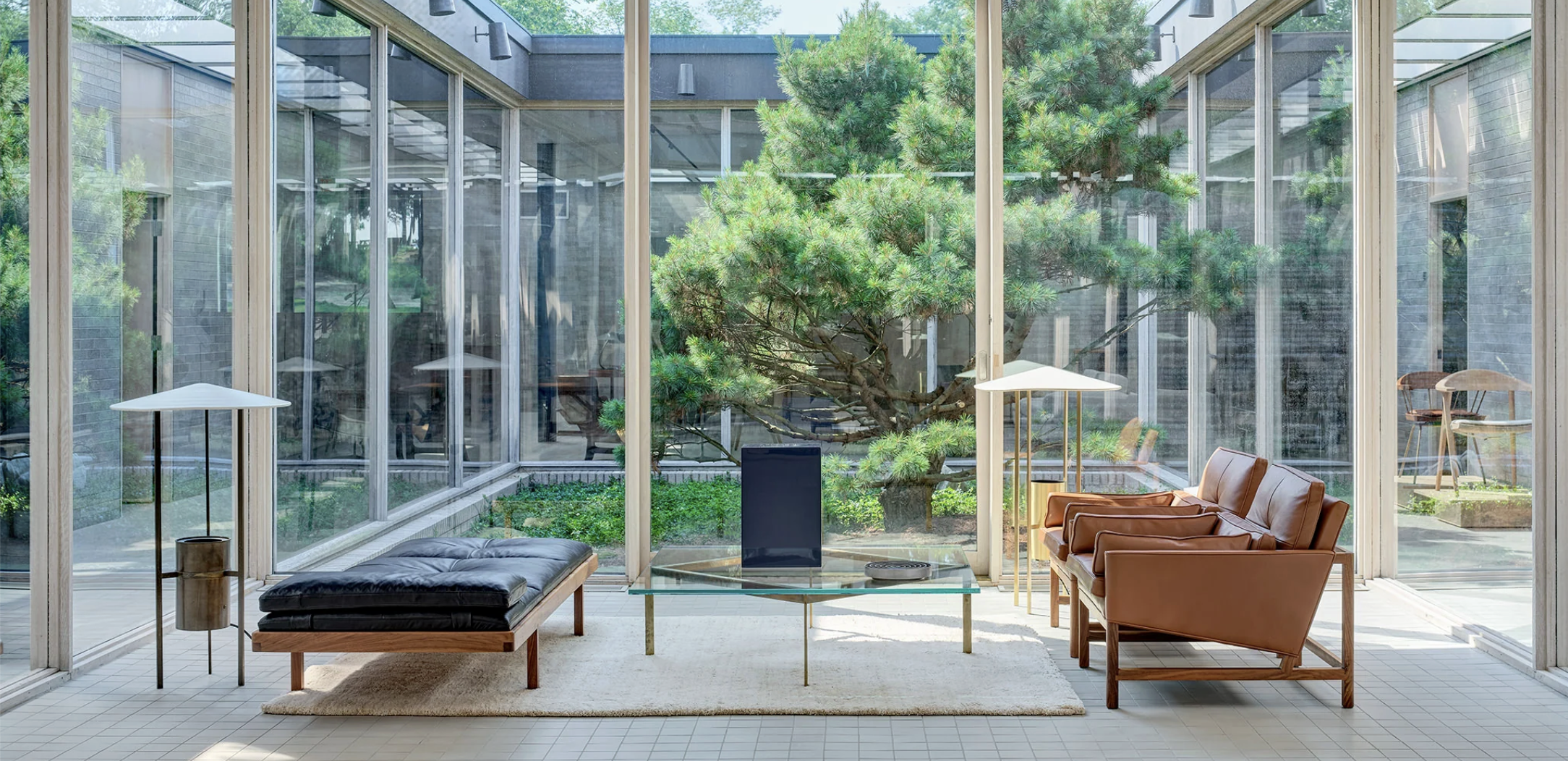 PLANK COFFEE TABLE par BassamFellows