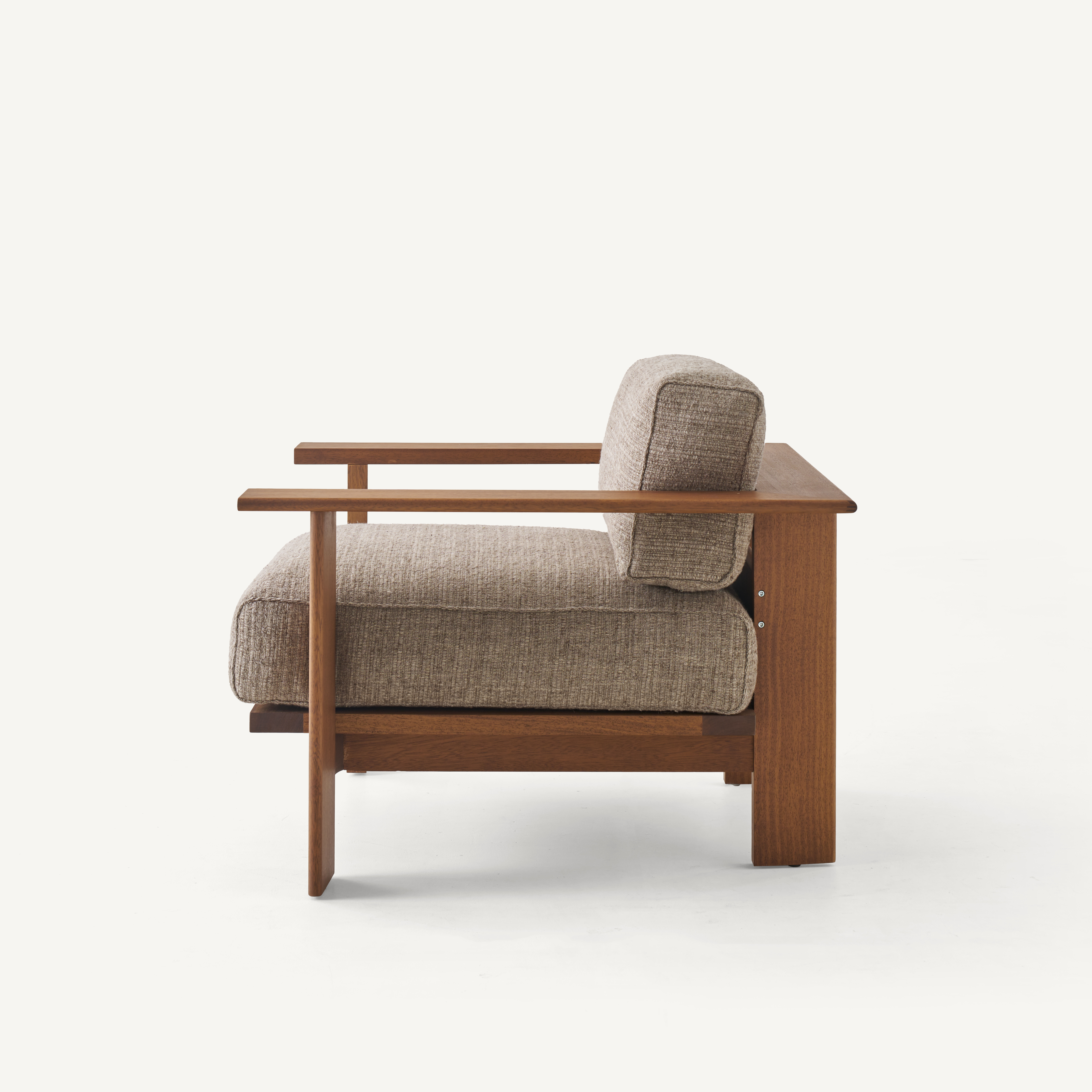 RAIL LOUNGE CHAIRS par BassamFellows