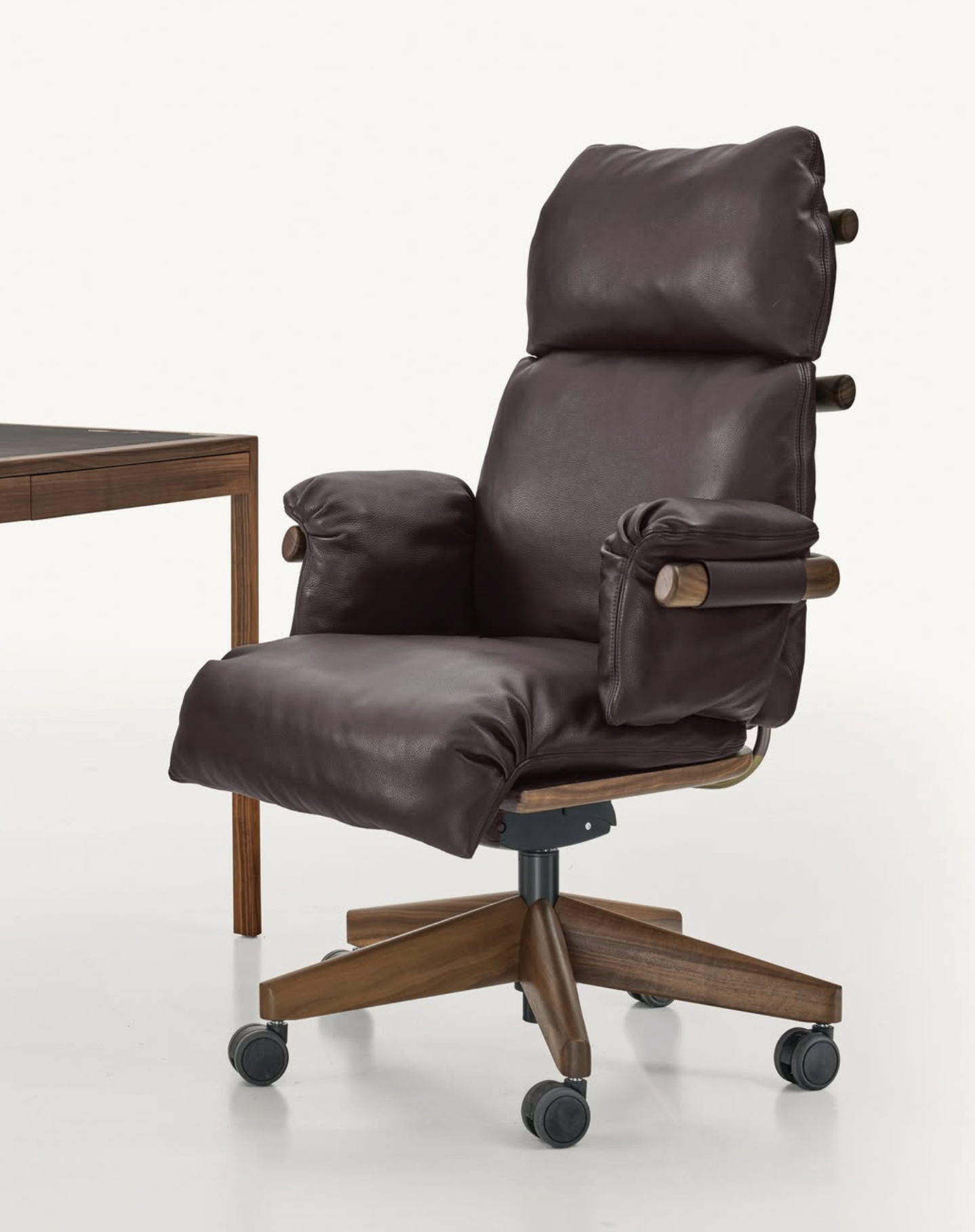 RAMUS HIGH BACK CHAIR par BassamFellows