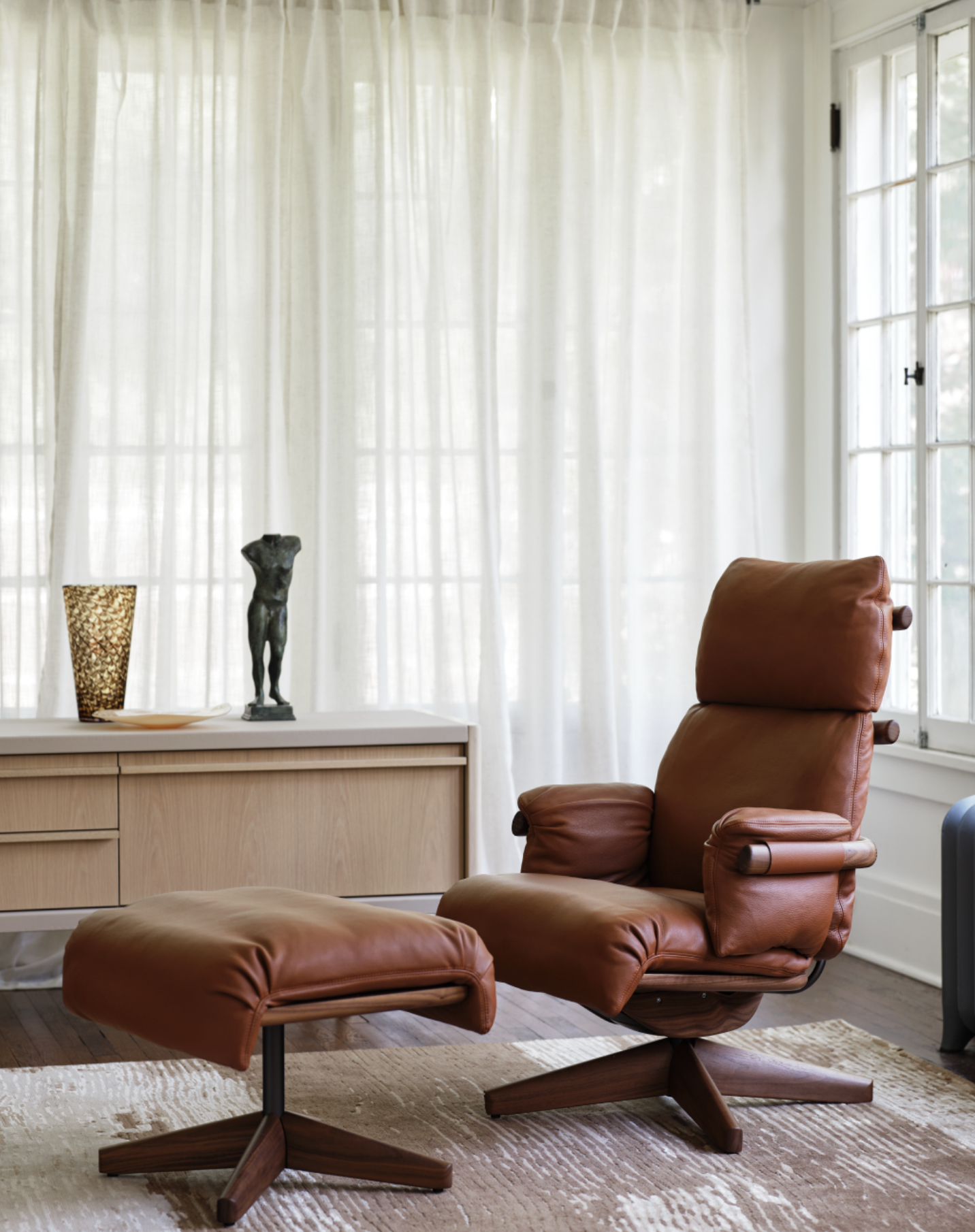 RAMUS LOUNGE CHAIR par BassamFellows