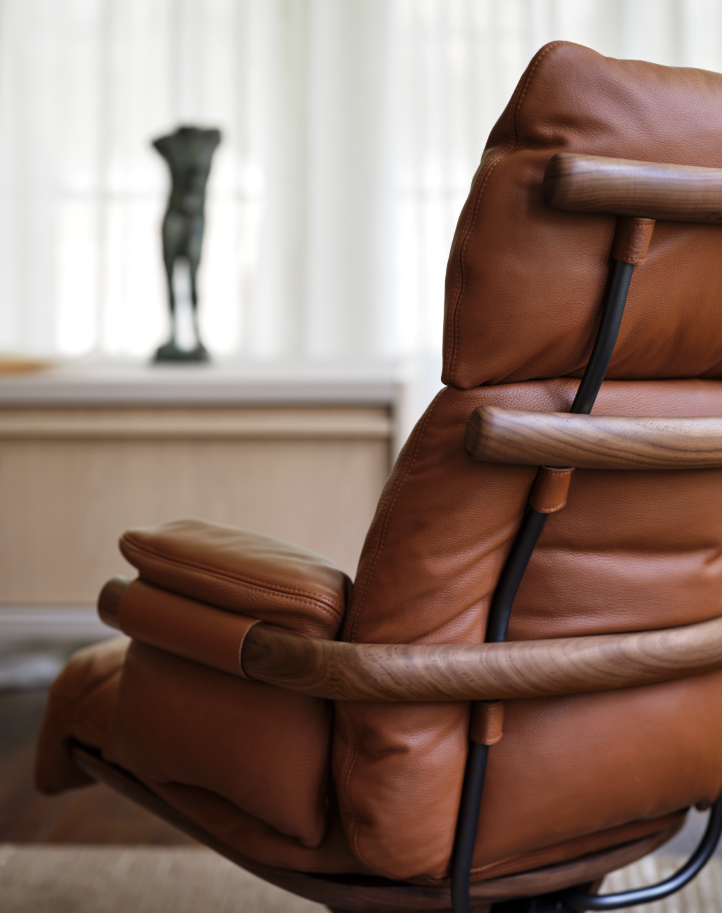 RAMUS LOUNGE CHAIR par BassamFellows