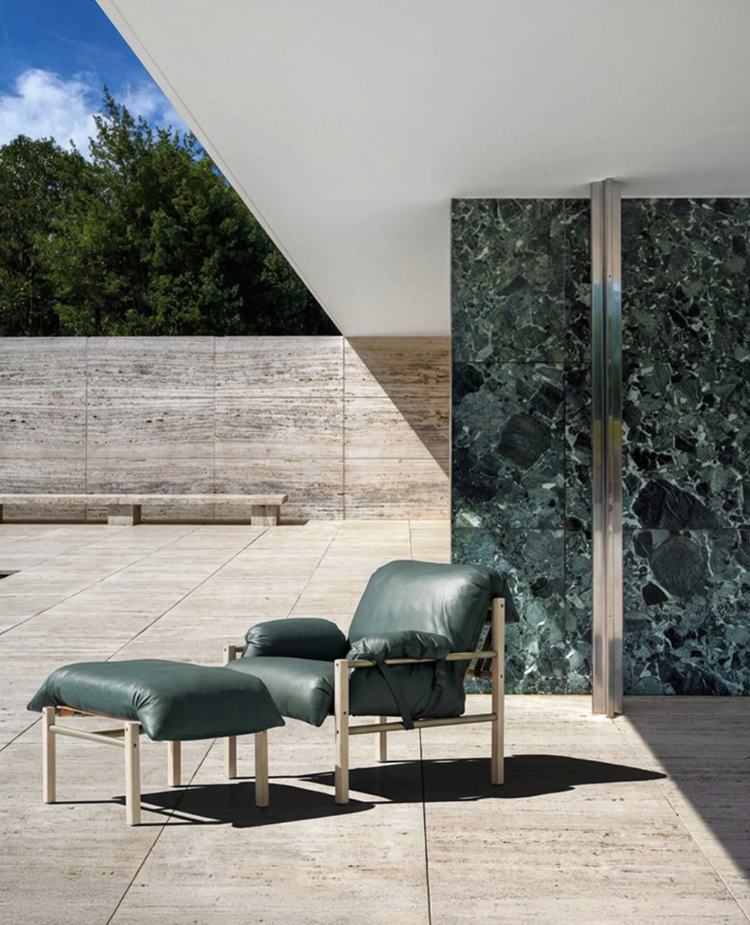 SLING CLUB CHAIR AND OTTOMAN par BassamFellows