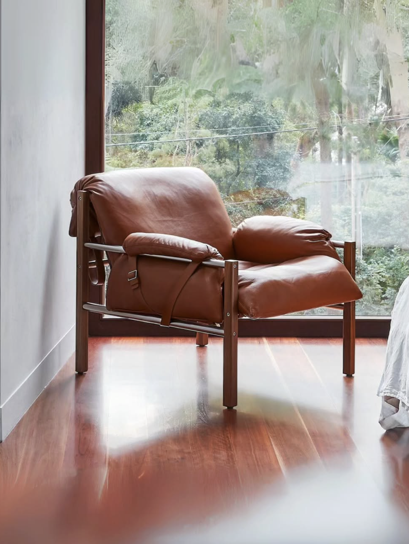 SLING CLUB CHAIR AND OTTOMAN par BassamFellows