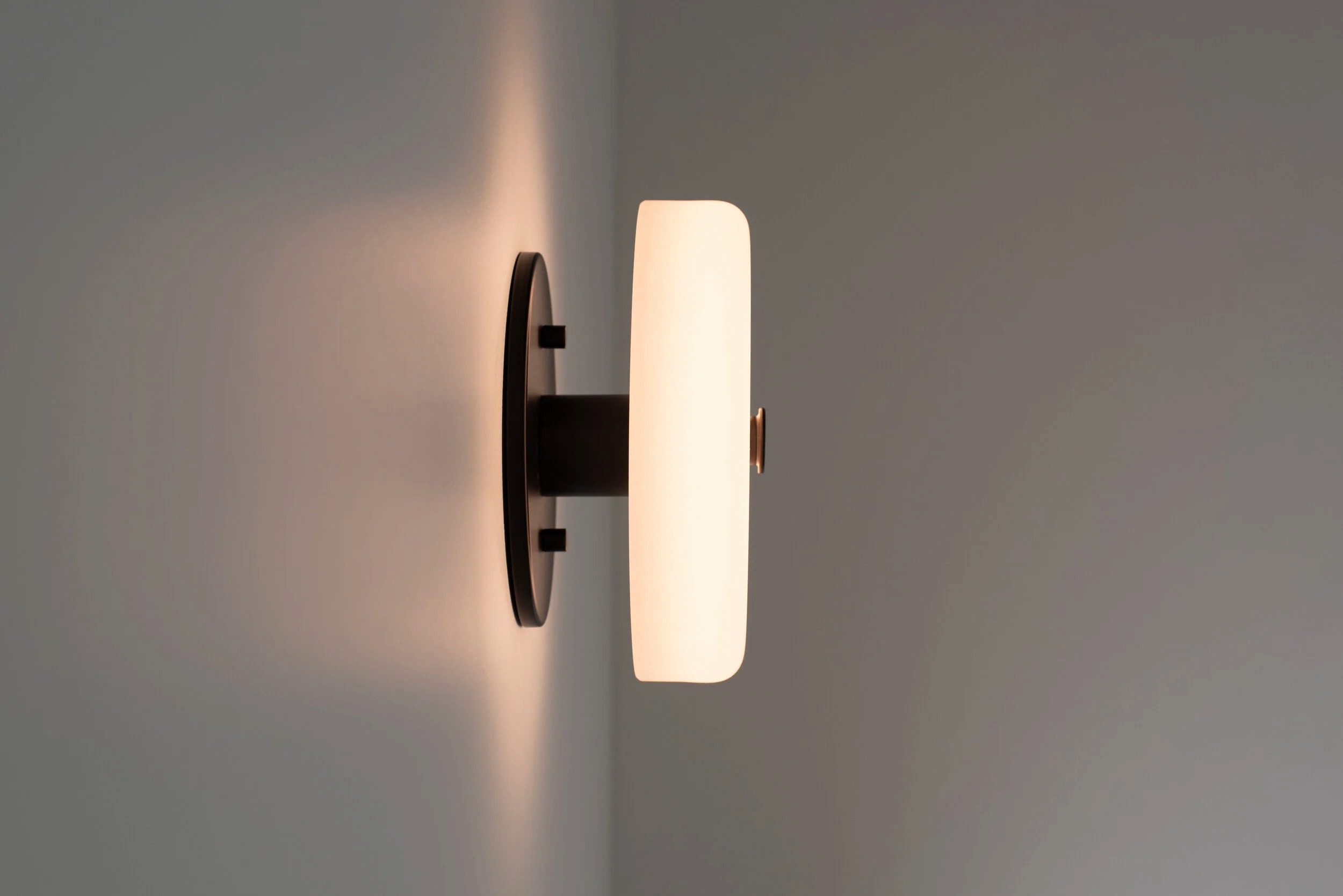 NOVA SCONCE par Ben & Aja Blanc